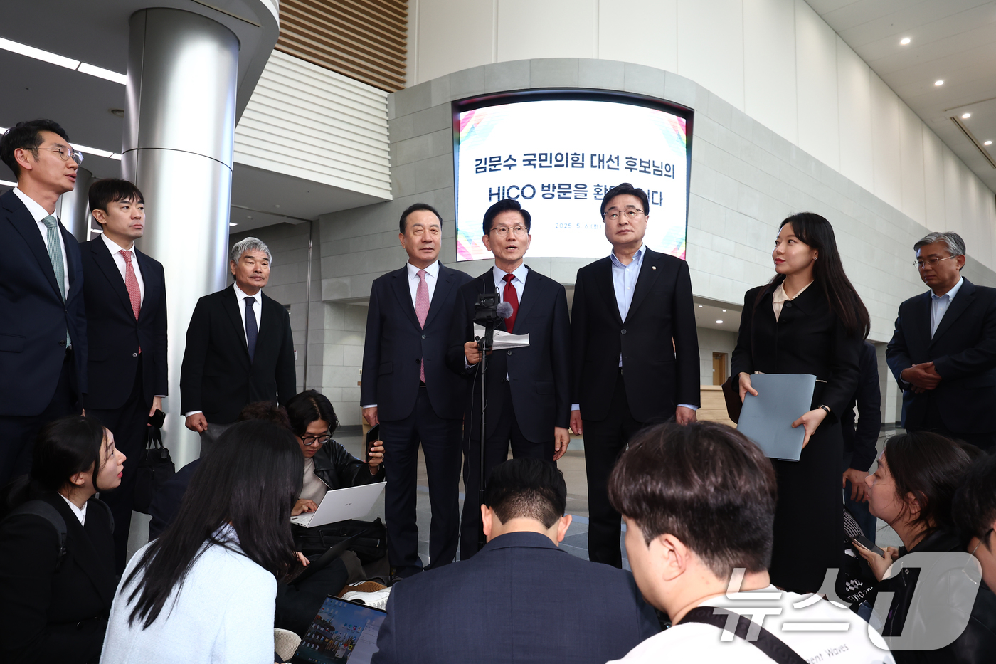 (포항=뉴스1) 김민지 기자 = 김문수 국민의힘 대통령 후보가 6일 경북 경주시 HICO(정상회의장) 미디어센터에서 단일화 문제를 놓고 당 지도부와 갈등을 빚고 있는 가운데 대구· …