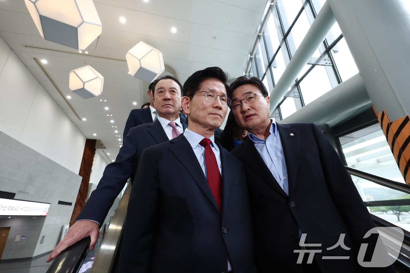 (포항=뉴스1) 김민지 기자 = 김문수 국민의힘 대통령 후보가 6일 경북 경주시 HICO(정상회의장) 미디어센터에서 단일화 문제를 놓고 당 지도부와 갈등을 빚고 있는 가운데 김대식 …