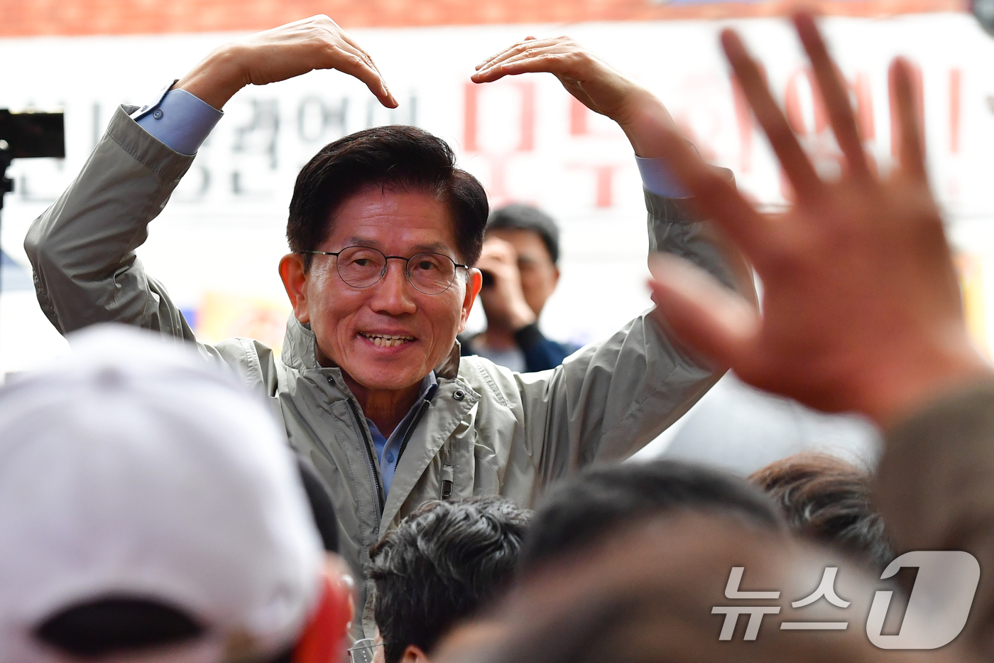 (영덕=뉴스1) 최창호 기자 = 김문수 국민의힘 대통령 후보가 6일 경북 포항시 죽도시장에서 자신을 연호하는 지지자들에게 손 하트를 만들어 답하고 있다.  2025.5.6/뉴스1