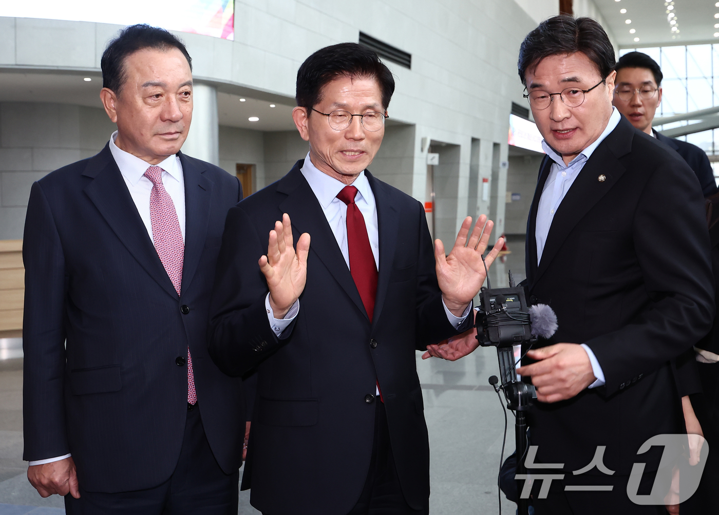 (포항=뉴스1) 김민지 기자 = 김문수 국민의힘 대통령 후보가 6일 경북 경주시 HICO(정상회의장) 미디어센터에서 단일화 문제를 놓고 당 지도부와 갈등을 빚고 있는 가운데 대구· …