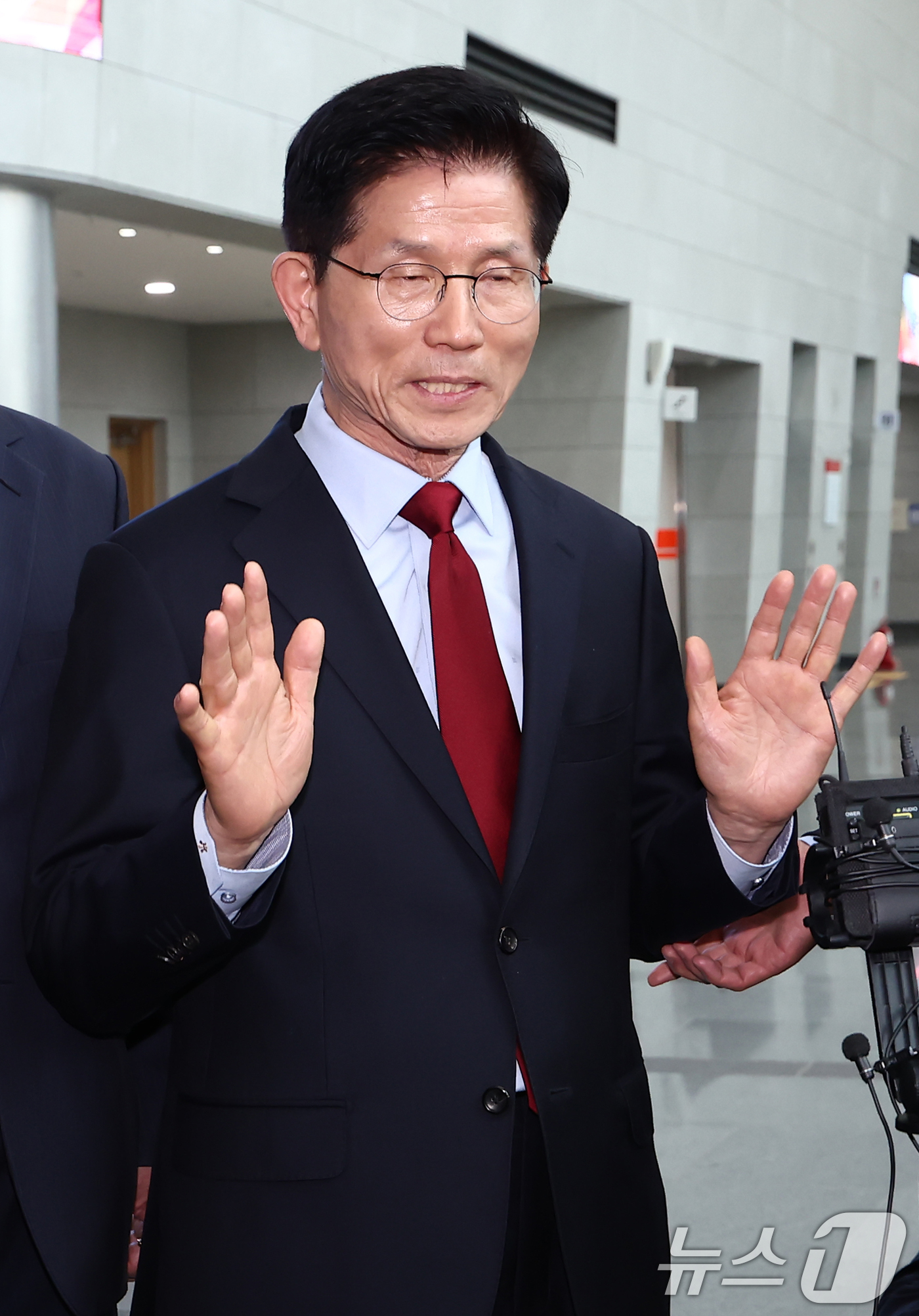 (포항=뉴스1) 김민지 기자 = 김문수 국민의힘 대통령 후보가 6일 경북 경주시 HICO(정상회의장) 미디어센터에서 단일화 문제를 놓고 당 지도부와 갈등을 빚고 있는 가운데 대구· …