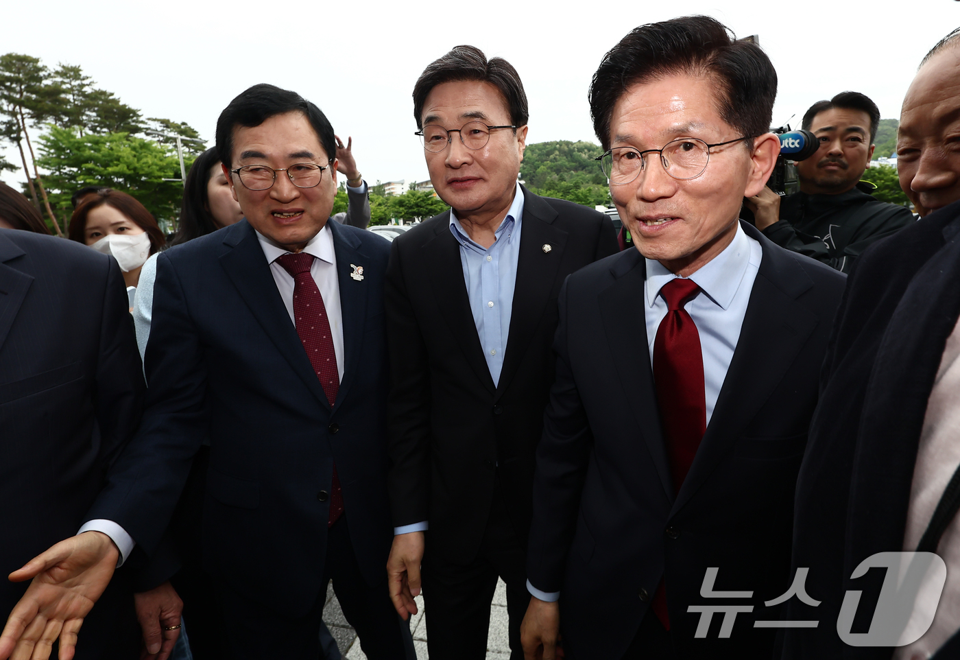 (포항=뉴스1) 김민지 기자 = 김문수 국민의힘 대통령 후보가 6일 아시아태평양경제협력체(APEC) 회의장인 경북 경주시 HICO(정상회의장) 미디어센터에서 주낙영 경주시장과 이동 …