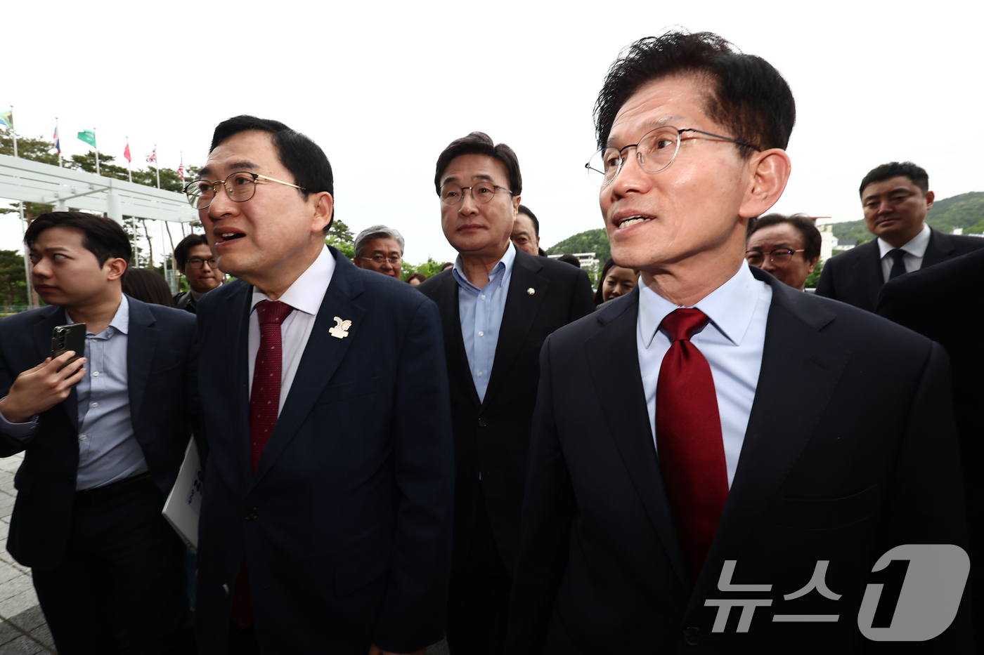 (포항=뉴스1) 김민지 기자 = 김문수 국민의힘 대통령 후보가 6일 아시아태평양경제협력체(APEC) 회의장인 경북 경주시 HICO(정상회의장) 미디어센터에서 주낙영 경주시장과 이동 …