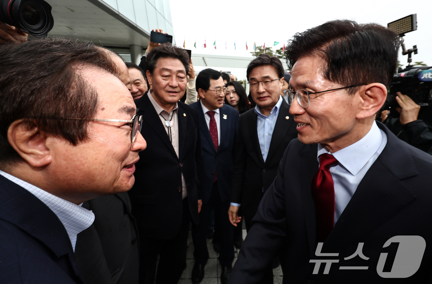 (포항=뉴스1) 김민지 기자 = 김문수 국민의힘 대통령 후보가 6일 아시아태평양경제협력체(APEC) 회의장인 경북 경주시 HICO(정상회의장) 미디어센터를 찾아 관계자들과 인사하고 …