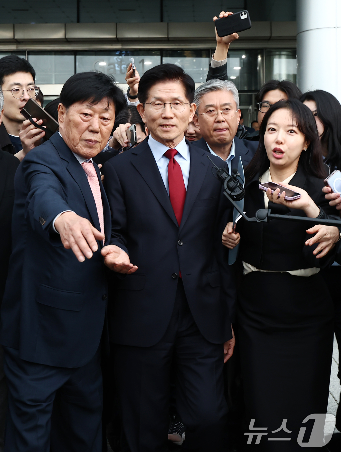 (포항=뉴스1) 김민지 기자 = 김문수 국민의힘 대통령 후보가 6일 경북 경주시 HICO(정상회의장) 미디어센터에서, 단일화 문제를 놓고 당 지도부와 갈등을 빚고 있자 일정 중단을 …