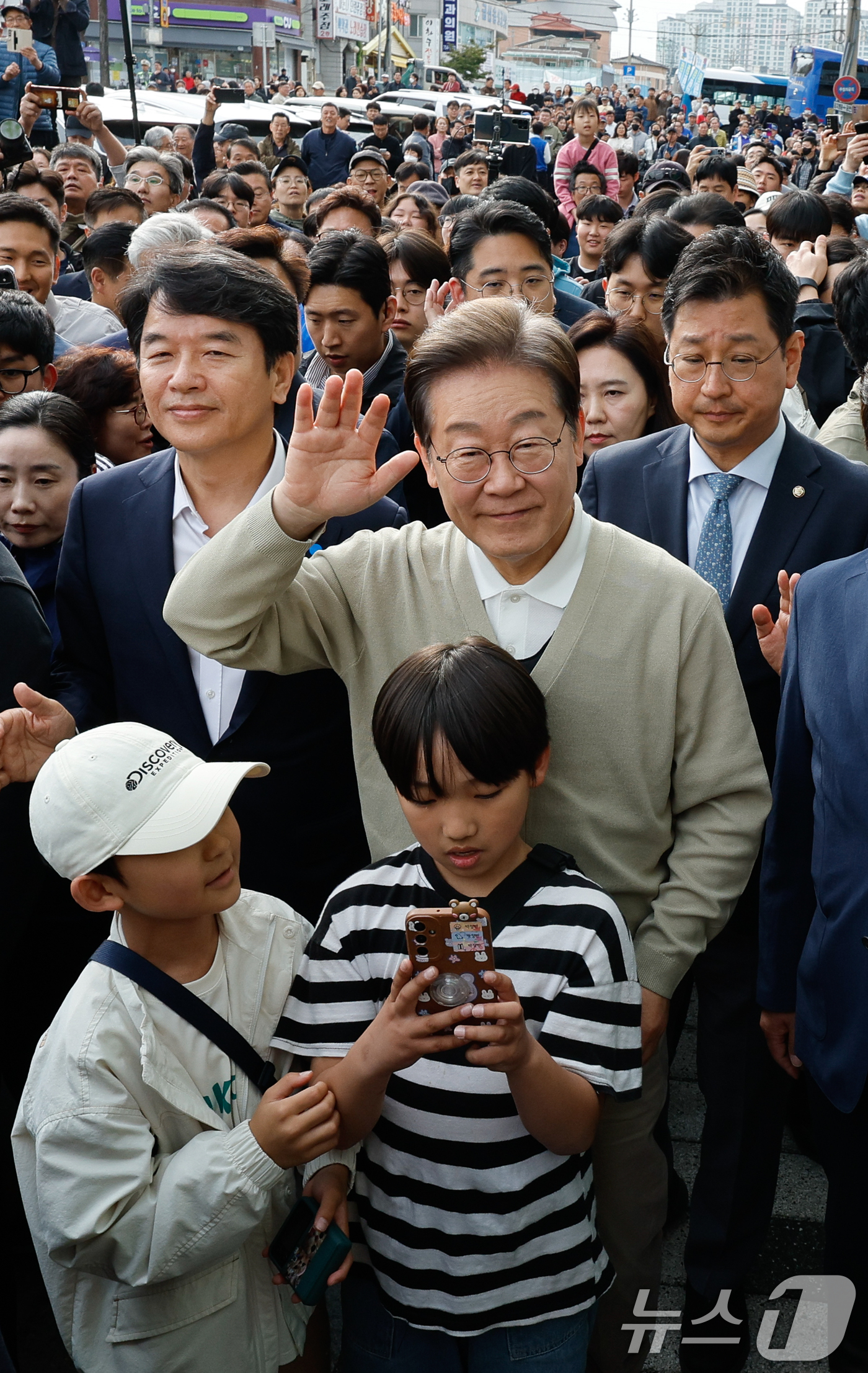 (금산=뉴스1) 안은나 기자 = 이재명 더불어민주당 대통령 후보가 골목골목 경청투어 이틀차인 6일 오후 충남 금산군 금산로를 찾아 인사하고 있다. 2025.5.6/뉴스1
