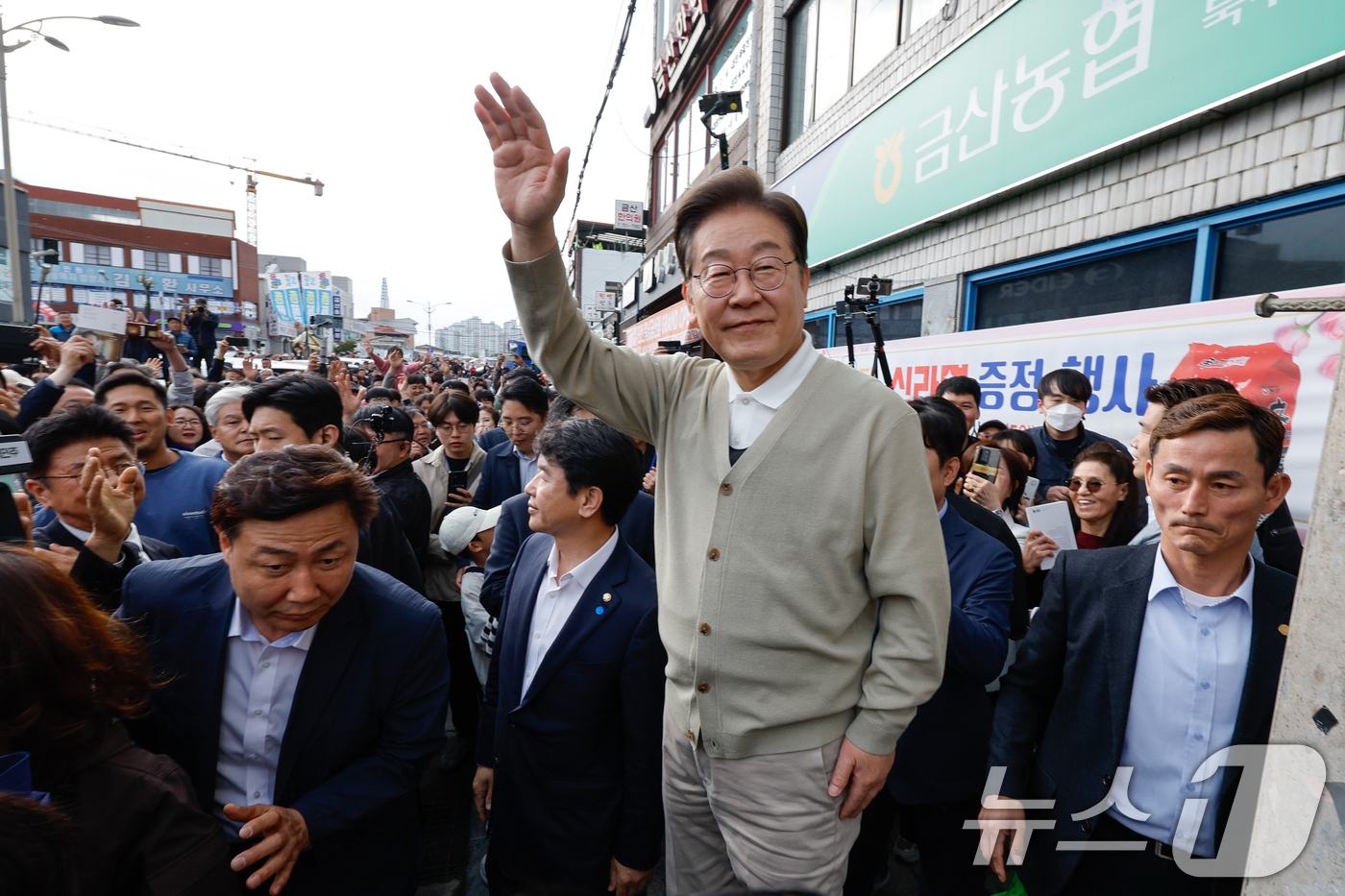 (금산=뉴스1) 안은나 기자 = 이재명 더불어민주당 대통령 후보가 골목골목 경청투어 이틀차인 6일 오후 충남 금산군 금산로를 찾아 인사하고 있다. 2025.5.6/뉴스1