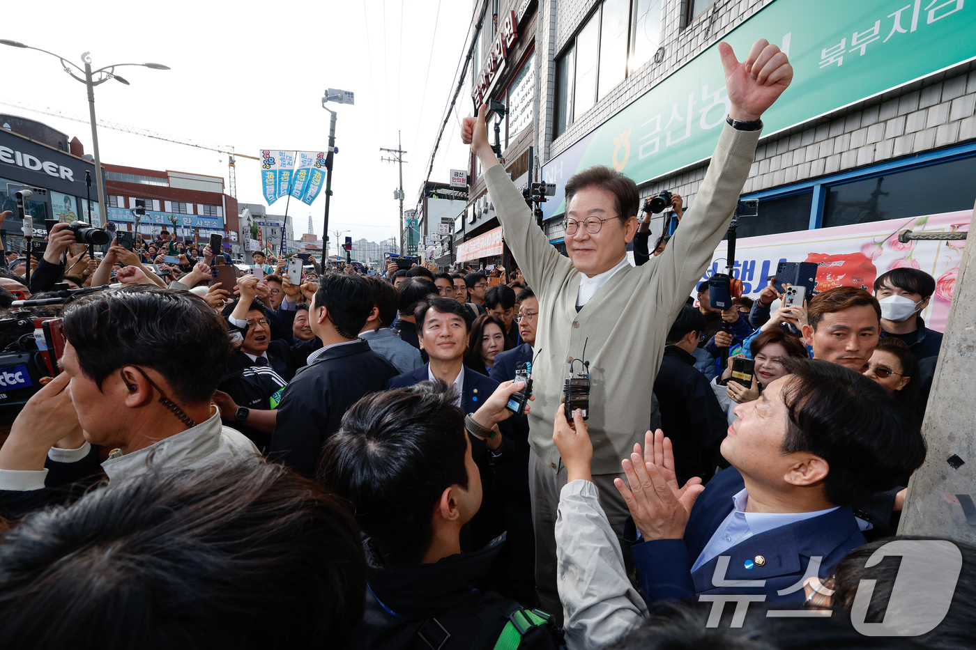 (금산=뉴스1) 안은나 기자 = 이재명 더불어민주당 대통령 후보가 골목골목 경청투어 이틀차인 6일 오후 충남 금산군 금산로를 찾아 인사하고 있다. 2025.5.6/뉴스1