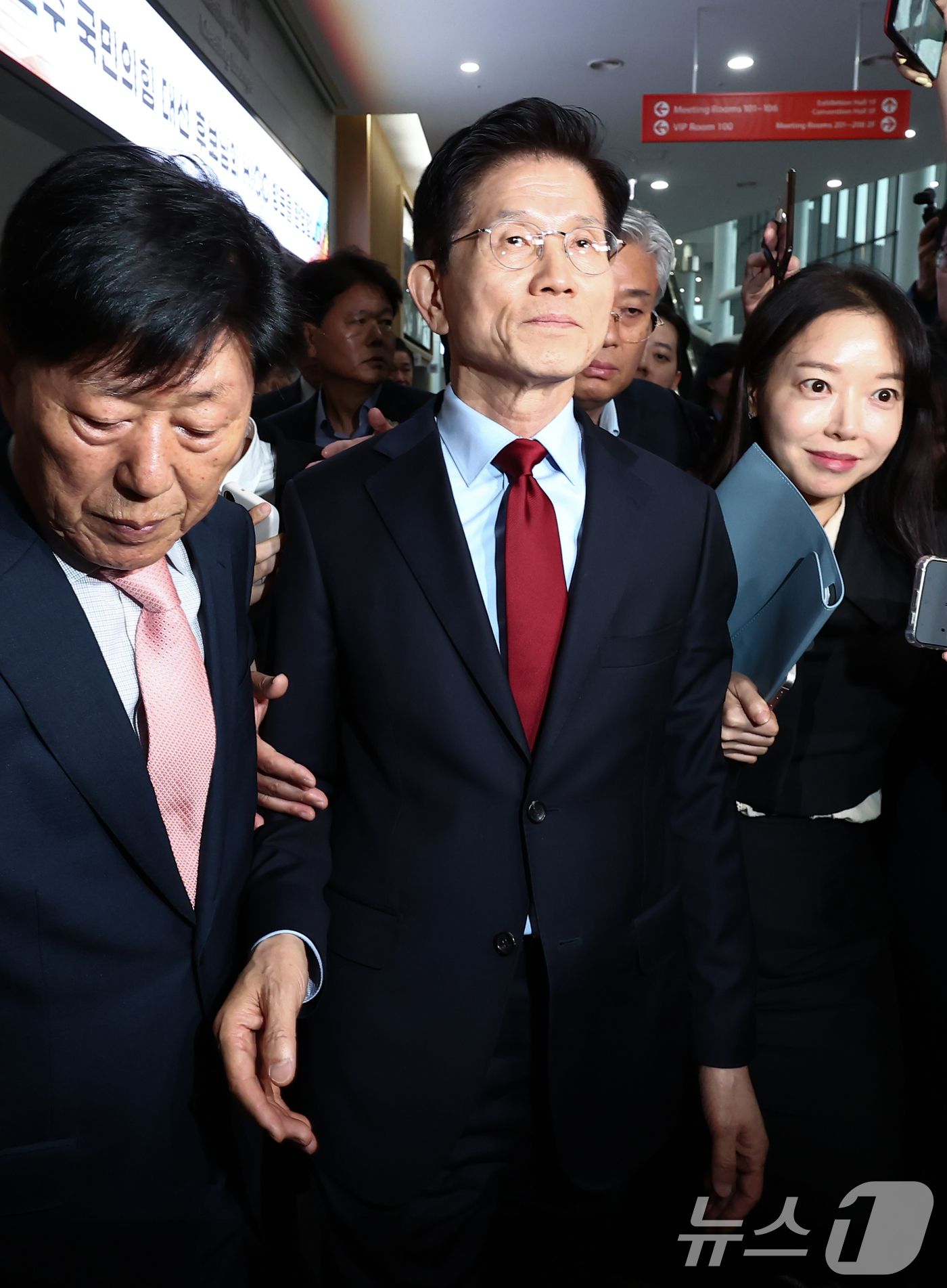 (포항=뉴스1) 김민지 기자 = 김문수 국민의힘 대통령 후보가 6일 경북 경주시 HICO(정상회의장) 미디어센터에서, 단일화 문제를 놓고 당 지도부와 갈등을 빚고 있자 일정 중단을 …