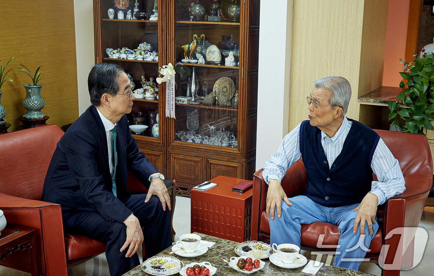 (서울=뉴스1) = 한덕수 무소속 대선 예비후보가 6일 서울 모처에서 김종인 전 국민의힘 비상대책위원장과 면담을 하고 있다. (한덕수 캠프 제공. 재판매 및 DB 금지) 2025. …