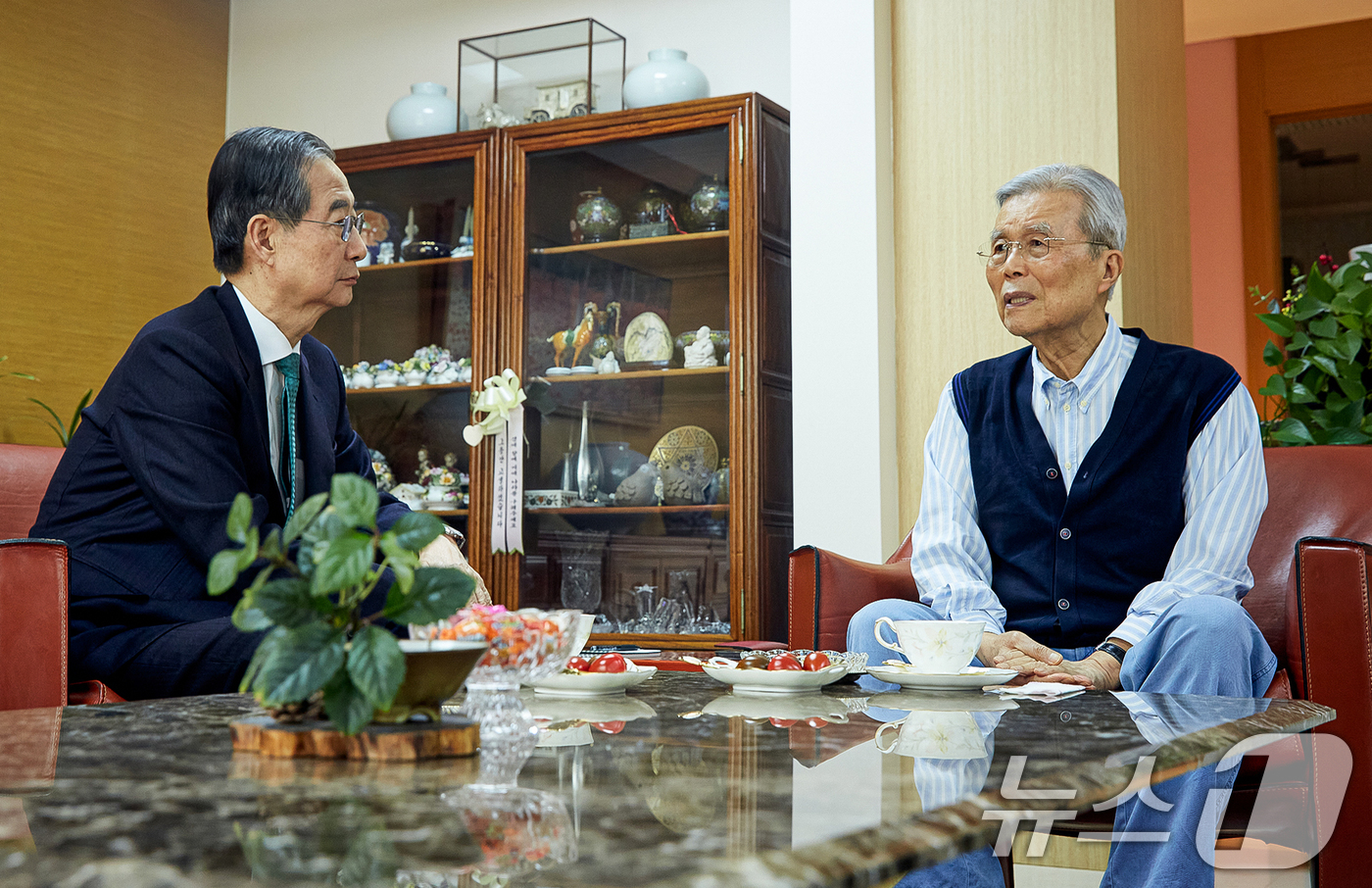 (서울=뉴스1) = 한덕수 무소속 대선 예비후보가 6일 서울 모처에서 김종인 전 국민의힘 비상대책위원장과 면담을 하고 있다. (한덕수 캠프 제공. 재판매 및 DB 금지) 2025. …