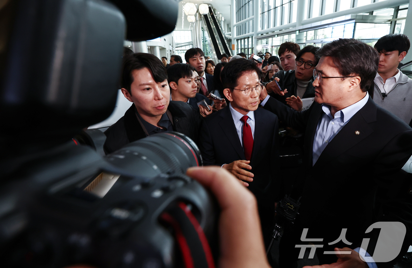 (포항=뉴스1) 김민지 기자 = 김문수 국민의힘 대통령 후보가 6일 경북 경주시 HICO(정상회의장) 미디어센터에서, 단일화 문제를 놓고 당 지도부와 갈등을 빚고 있자 일정 중단을 …