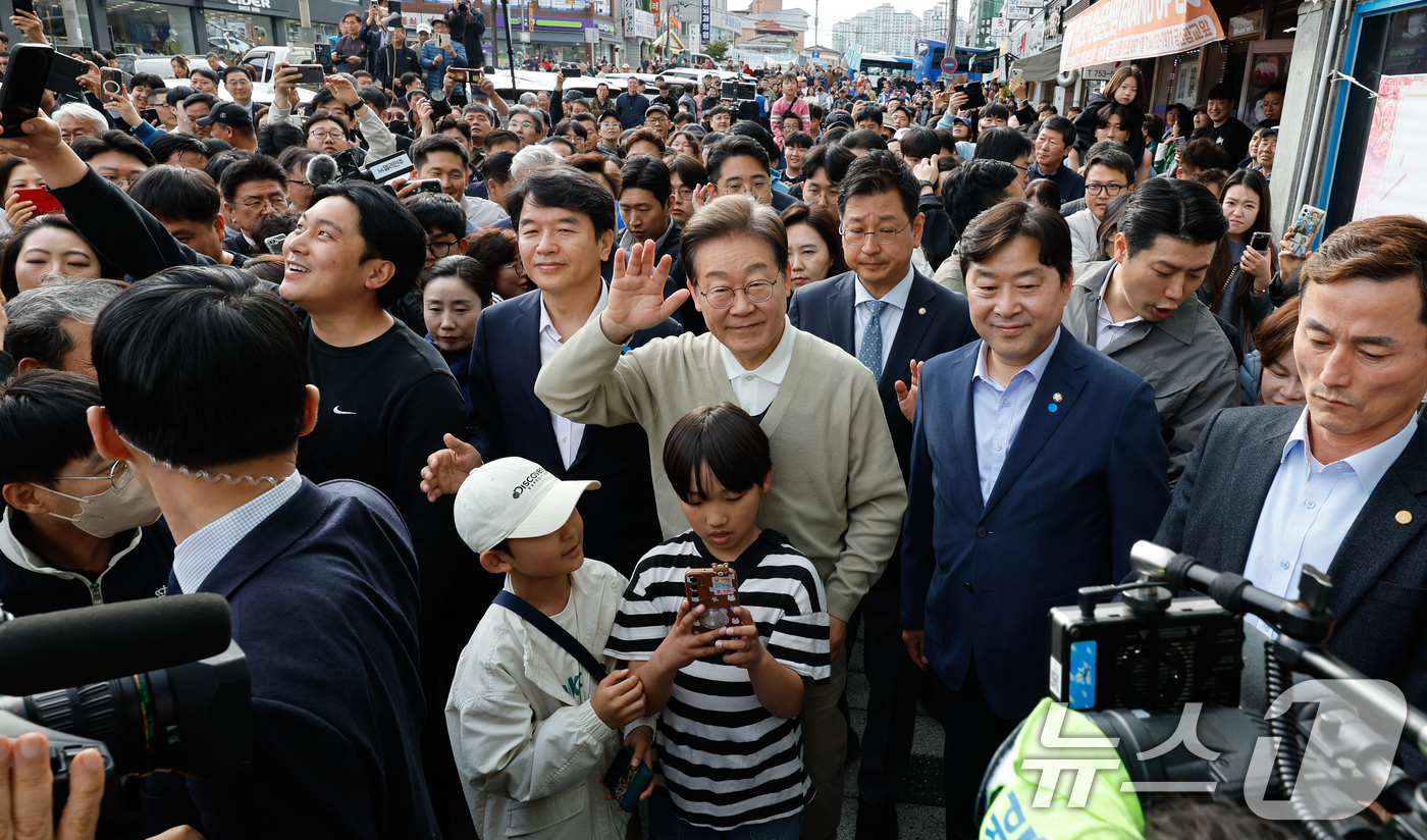 (금산=뉴스1) 안은나 기자 = 이재명 더불어민주당 대통령 후보가 골목골목 경청투어 이틀차인 6일 오후 충남 금산군 금산로를 찾아 인사하고 있다. 2025.5.6/뉴스1