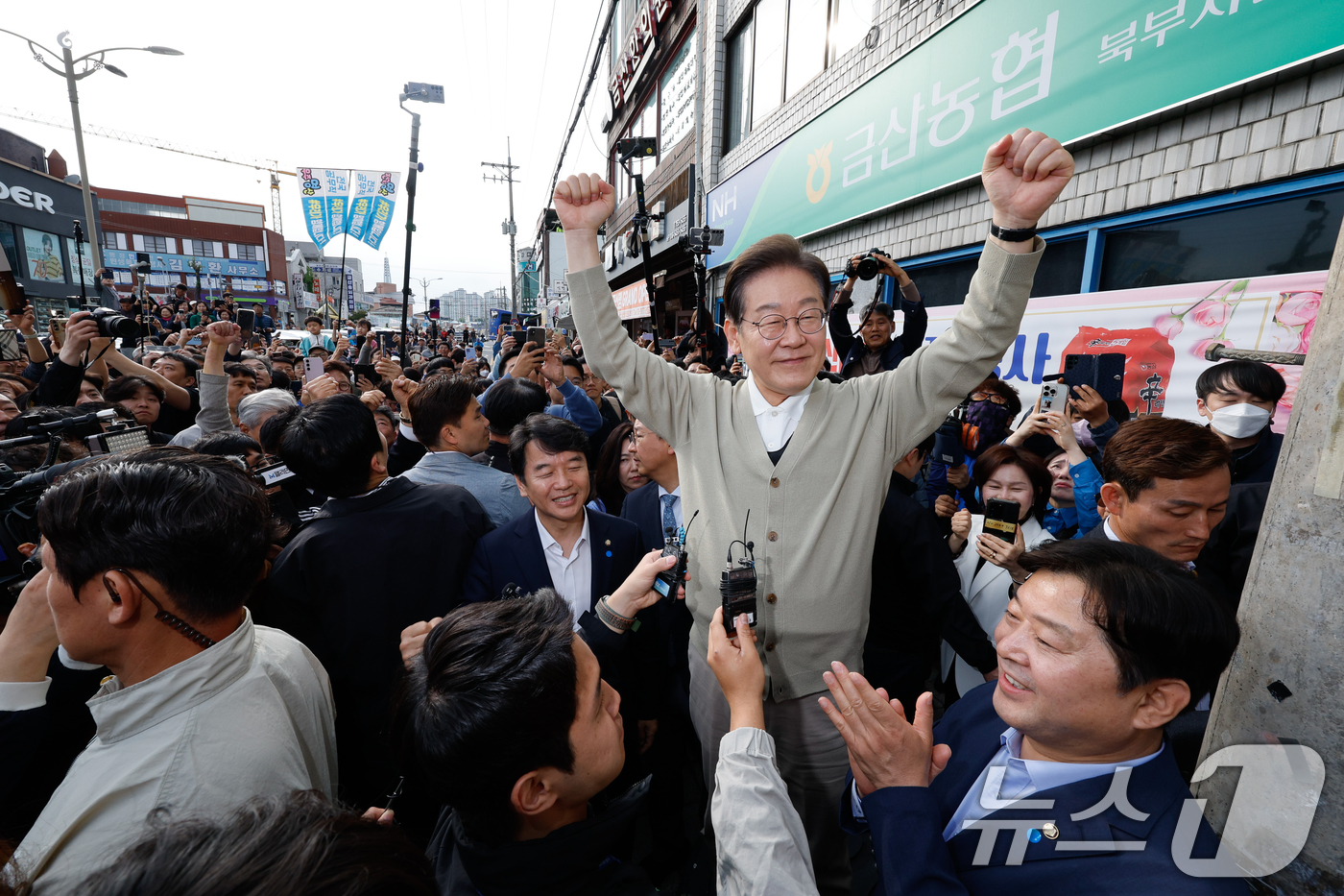 (금산=뉴스1) 안은나 기자 = 이재명 더불어민주당 대통령 후보가 골목골목 경청투어 이틀차인 6일 오후 충남 금산군 금산로를 찾아 즉흥 연설하고 있다. 2025.5.6/뉴스1