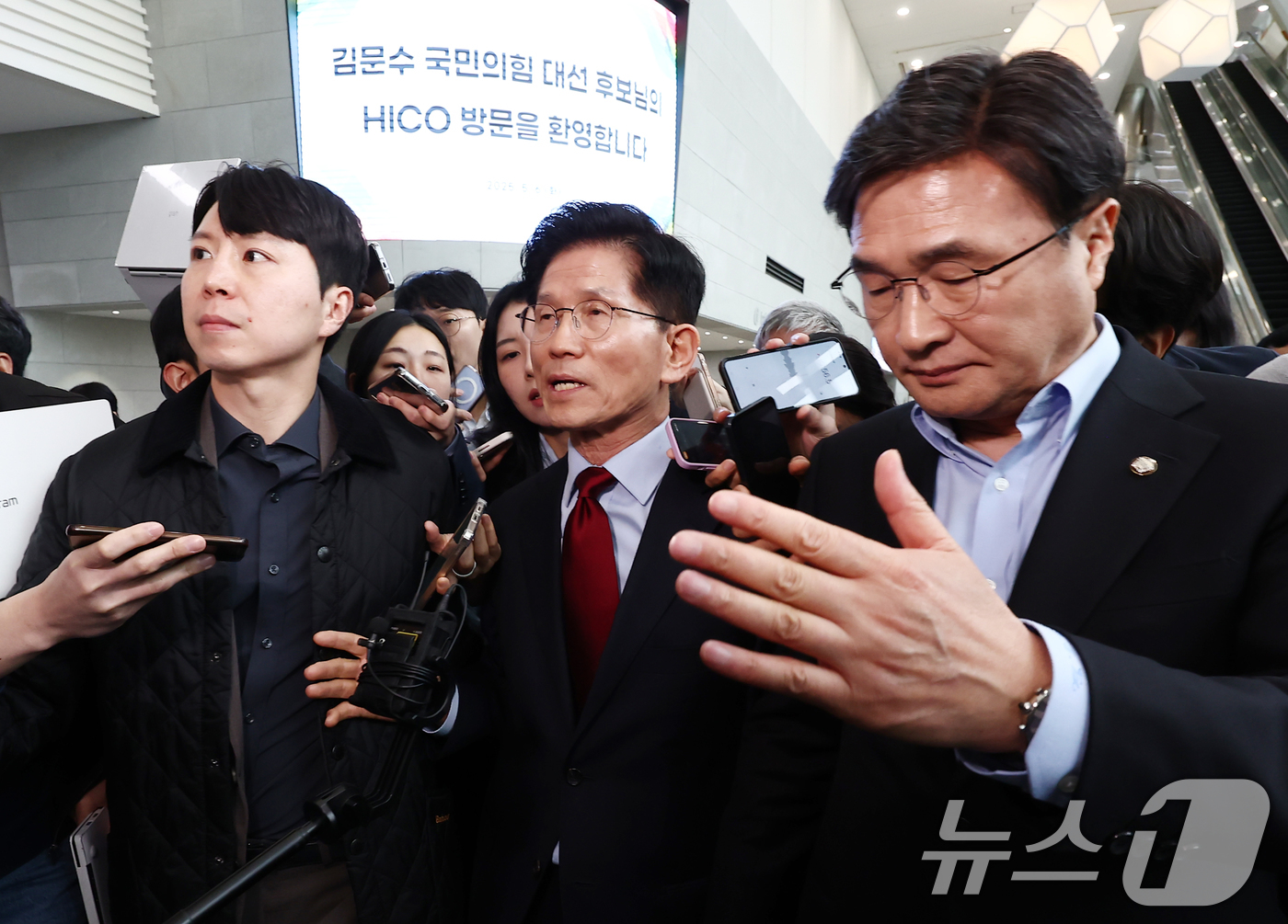 (포항=뉴스1) 김민지 기자 = 김문수 국민의힘 대통령 후보가 6일 경북 경주시 HICO(정상회의장) 미디어센터에서, 단일화 문제를 놓고 당 지도부와 갈등을 빚고 있자 일정 중단을 …