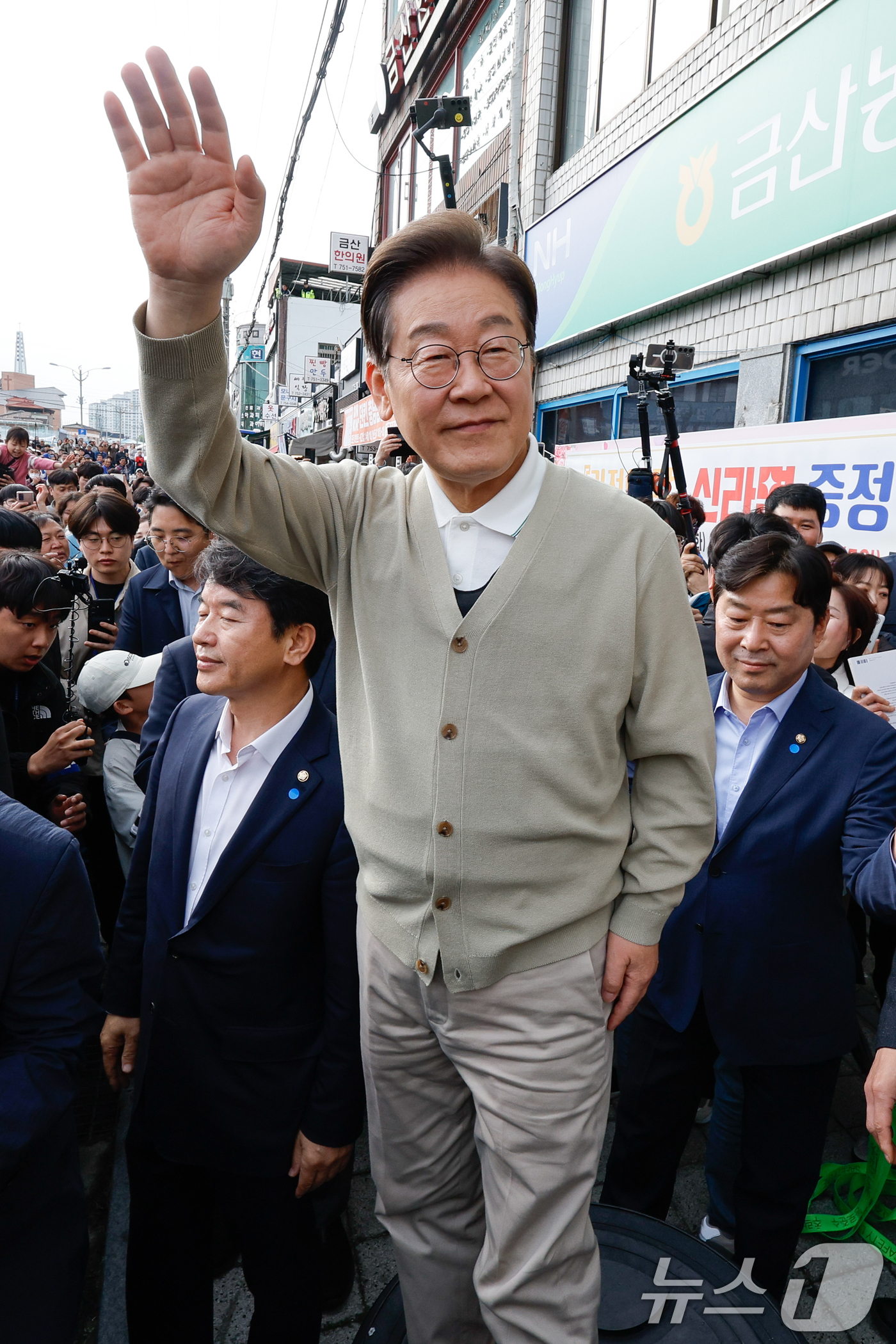 (금산=뉴스1) 안은나 기자 = 이재명 더불어민주당 대통령 후보가 골목골목 경청투어 이틀차인 6일 오후 충남 금산군 금산로를 찾아 인사하고 있다. 2025.5.6/뉴스1