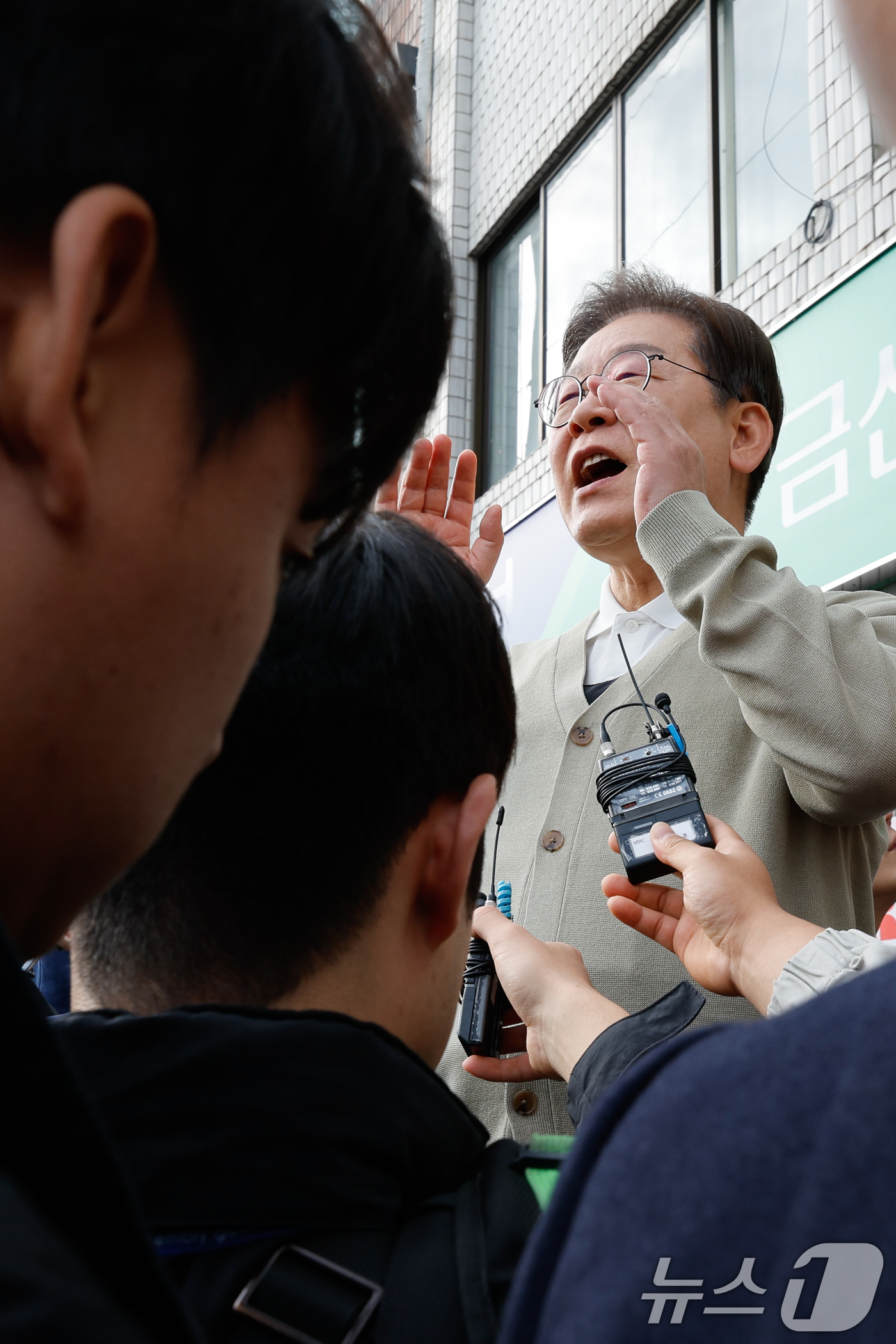 (금산=뉴스1) 안은나 기자 = 이재명 더불어민주당 대통령 후보가 골목골목 경청투어 이틀차인 6일 오후 충남 금산군 금산로를 찾아 즉흥 연설하고 있다. 2025.5.6/뉴스1