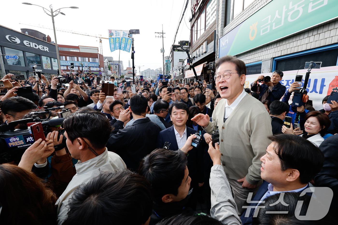 (금산=뉴스1) 안은나 기자 = 이재명 더불어민주당 대통령 후보가 골목골목 경청투어 이틀차인 6일 오후 충남 금산군 금산로를 찾아 즉흥 연설하고 있다. 2025.5.6/뉴스1
