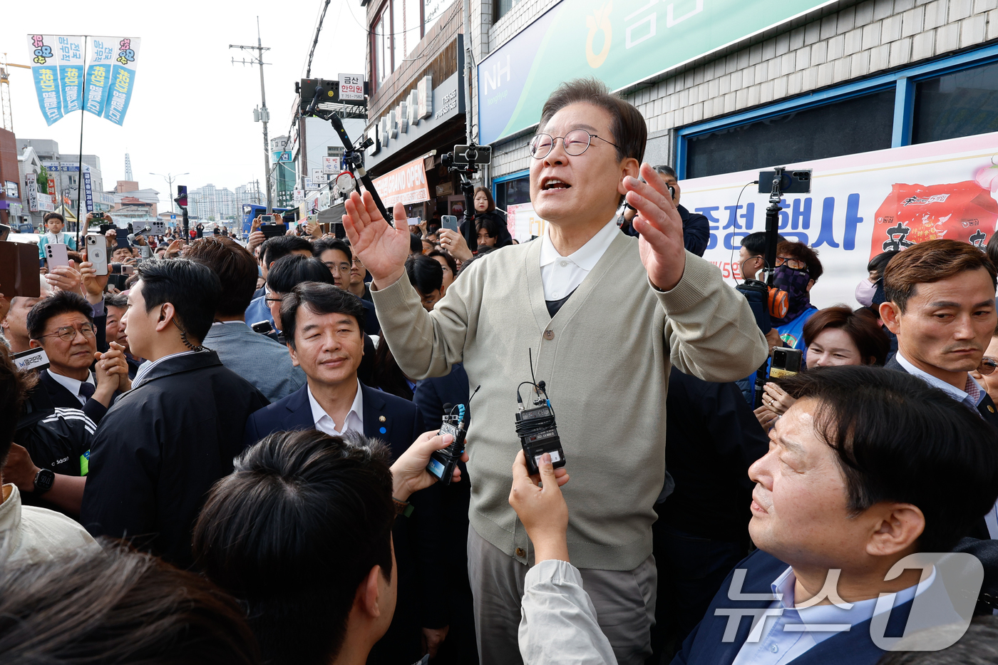 (금산=뉴스1) 안은나 기자 = 이재명 더불어민주당 대통령 후보가 골목골목 경청투어 이틀차인 6일 오후 충남 금산군 금산로를 찾아 즉흥 연설하고 있다. 2025.5.6/뉴스1