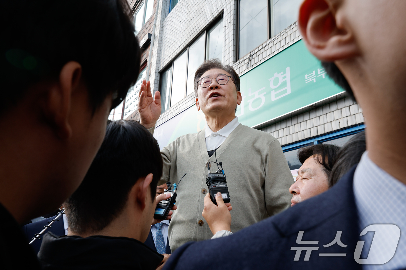 (금산=뉴스1) 안은나 기자 = 이재명 더불어민주당 대통령 후보가 골목골목 경청투어 이틀차인 6일 오후 충남 금산군 금산로를 찾아 즉흥 연설하고 있다. 2025.5.6/뉴스1