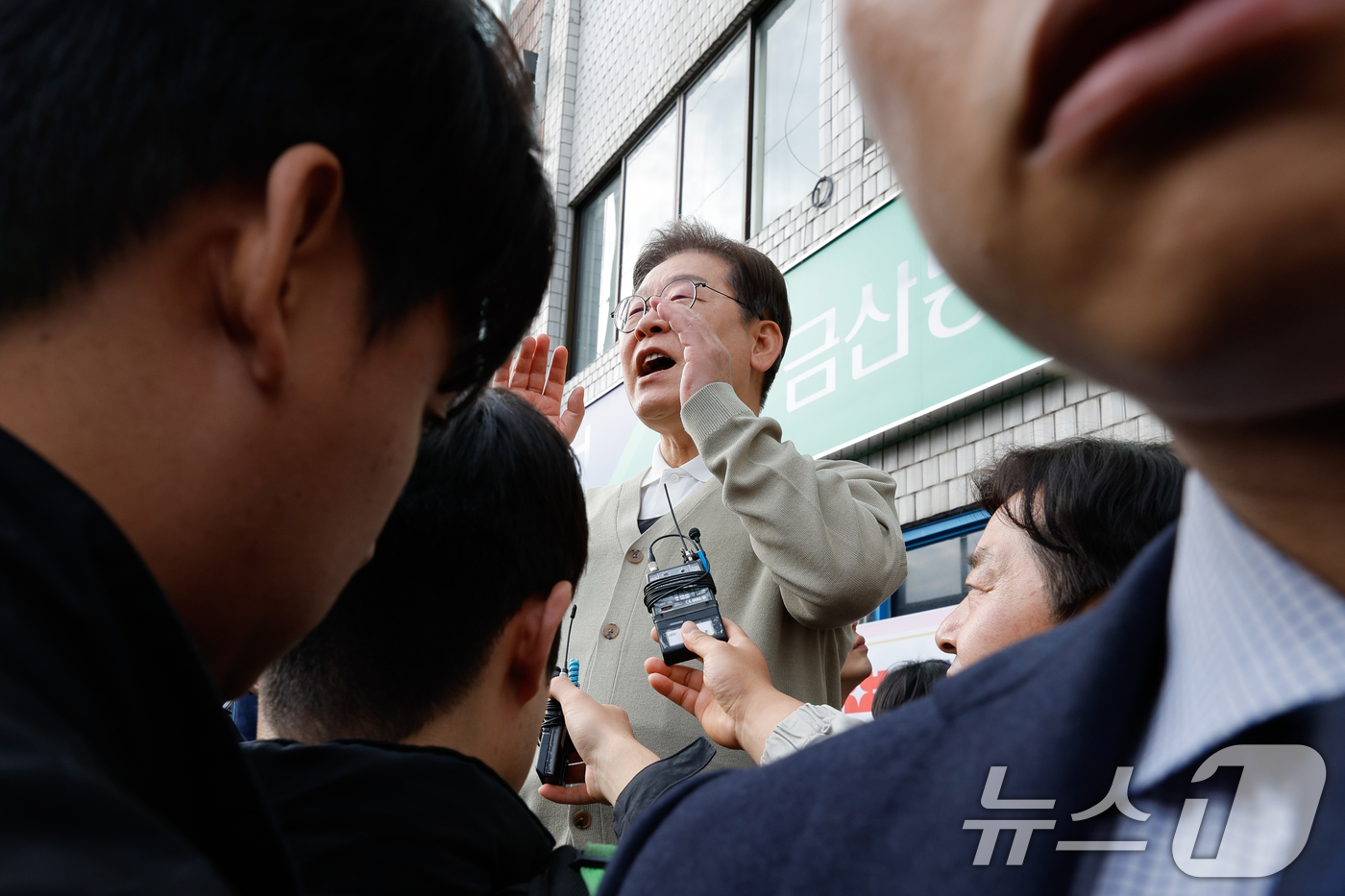 (금산=뉴스1) 안은나 기자 = 이재명 더불어민주당 대통령 후보가 골목골목 경청투어 이틀차인 6일 오후 충남 금산군 금산로를 찾아 즉흥 연설하고 있다. 2025.5.6/뉴스1