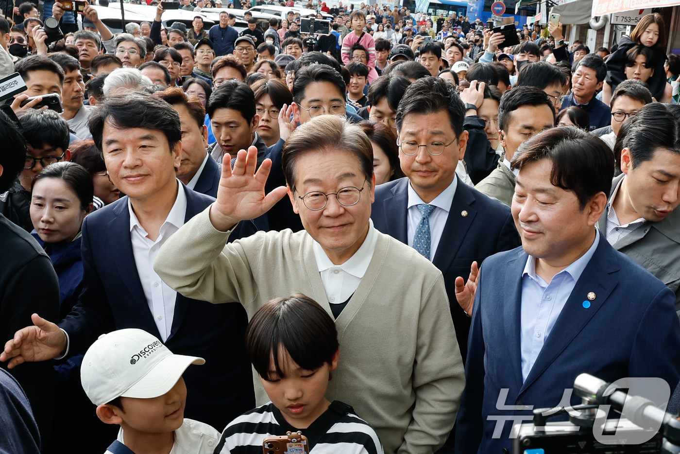(금산=뉴스1) 안은나 기자 = 이재명 더불어민주당 대통령 후보가 골목골목 경청투어 이틀차인 6일 오후 충남 금산군 금산로를 찾아 인사하고 있다. 2025.5.6/뉴스1