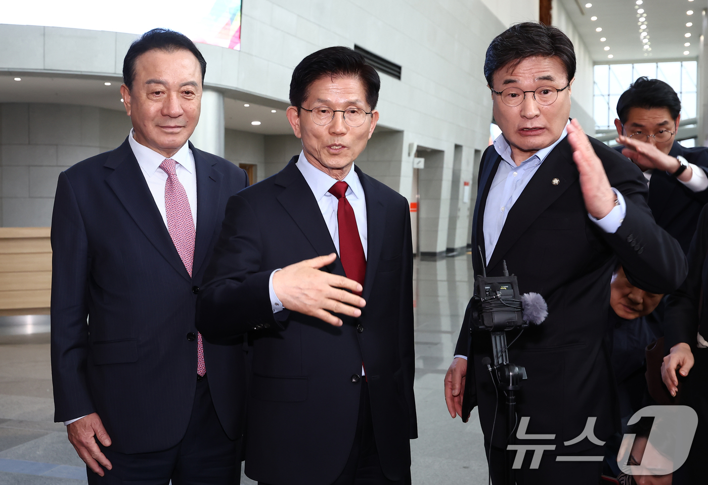 (포항=뉴스1) 김민지 기자 = 김문수 국민의힘 대통령 후보가 6일 경북 경주시 HICO(정상회의장) 미디어센터에서, 단일화 문제를 놓고 당 지도부와 갈등을 빚고 있자 일정 중단을 …