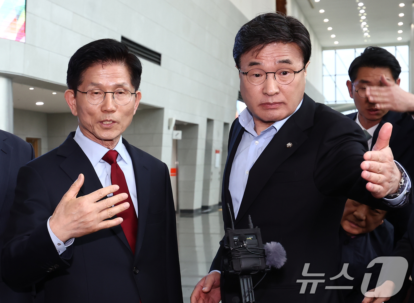 (포항=뉴스1) 김민지 기자 = 김문수 국민의힘 대통령 후보가 6일 경북 경주시 HICO(정상회의장) 미디어센터에서, 단일화 문제를 놓고 당 지도부와 갈등을 빚고 있자 후보 일정 …