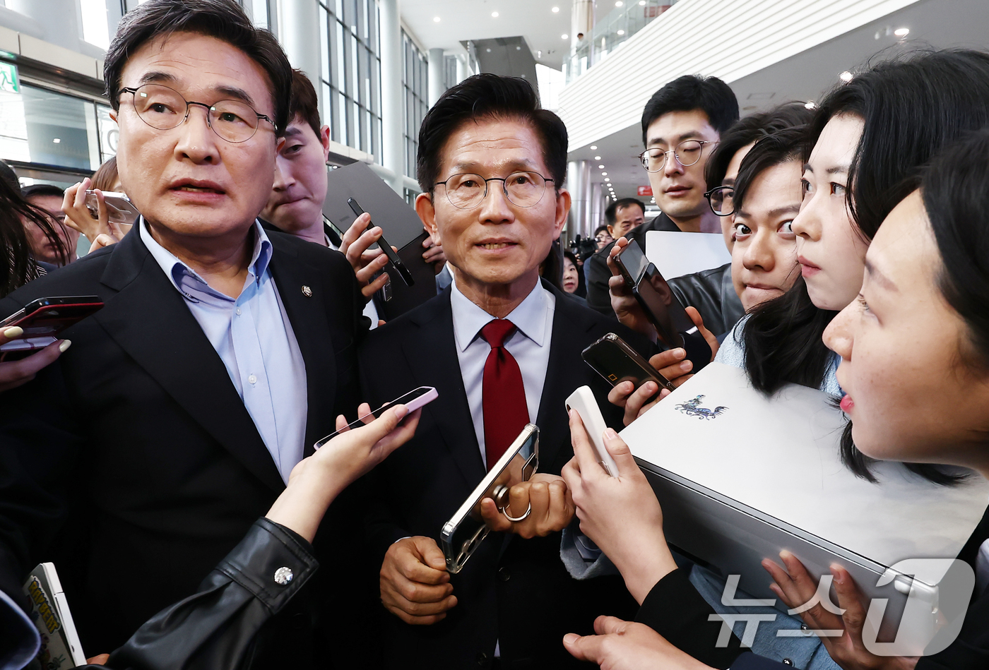 (포항=뉴스1) 김민지 기자 = 김문수 국민의힘 대통령 후보가 6일 경북 경주시 HICO(정상회의장) 미디어센터에서, 단일화 문제를 놓고 당 지도부와 갈등을 빚고 있자 일정 중단을 …