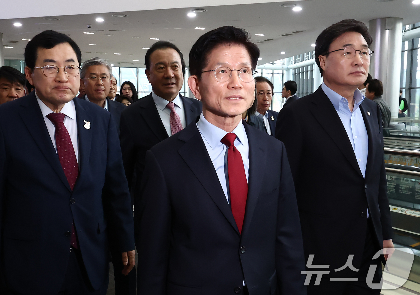 (포항=뉴스1) 김민지 기자 = 김문수 국민의힘 대통령 후보가 6일 경북 경주시 HICO(정상회의장) 미디어센터에서 단일화 문제를 놓고 당 지도부와 갈등을 빚고 있는 가운데 김 후 …