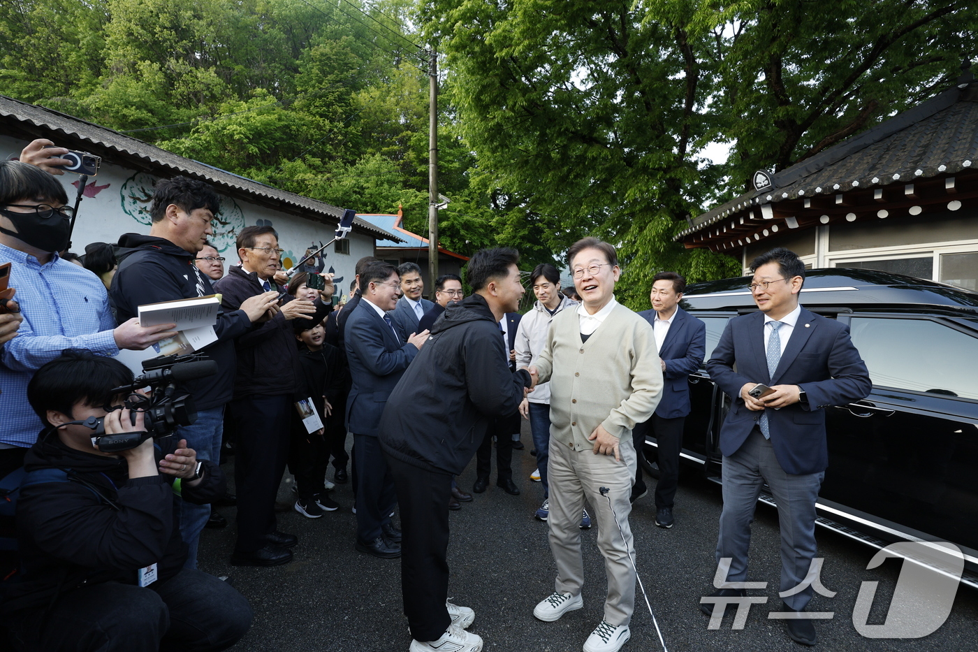 (장수=뉴스1) 안은나 기자 = 이재명 더불어민주당 대통령 후보가 골목골목 경청투어 이틀차인 6일 오후 전북 장수군 오옥마을회관을 찾아 '국내 최연소 이장(1998년생)' 정민수 …