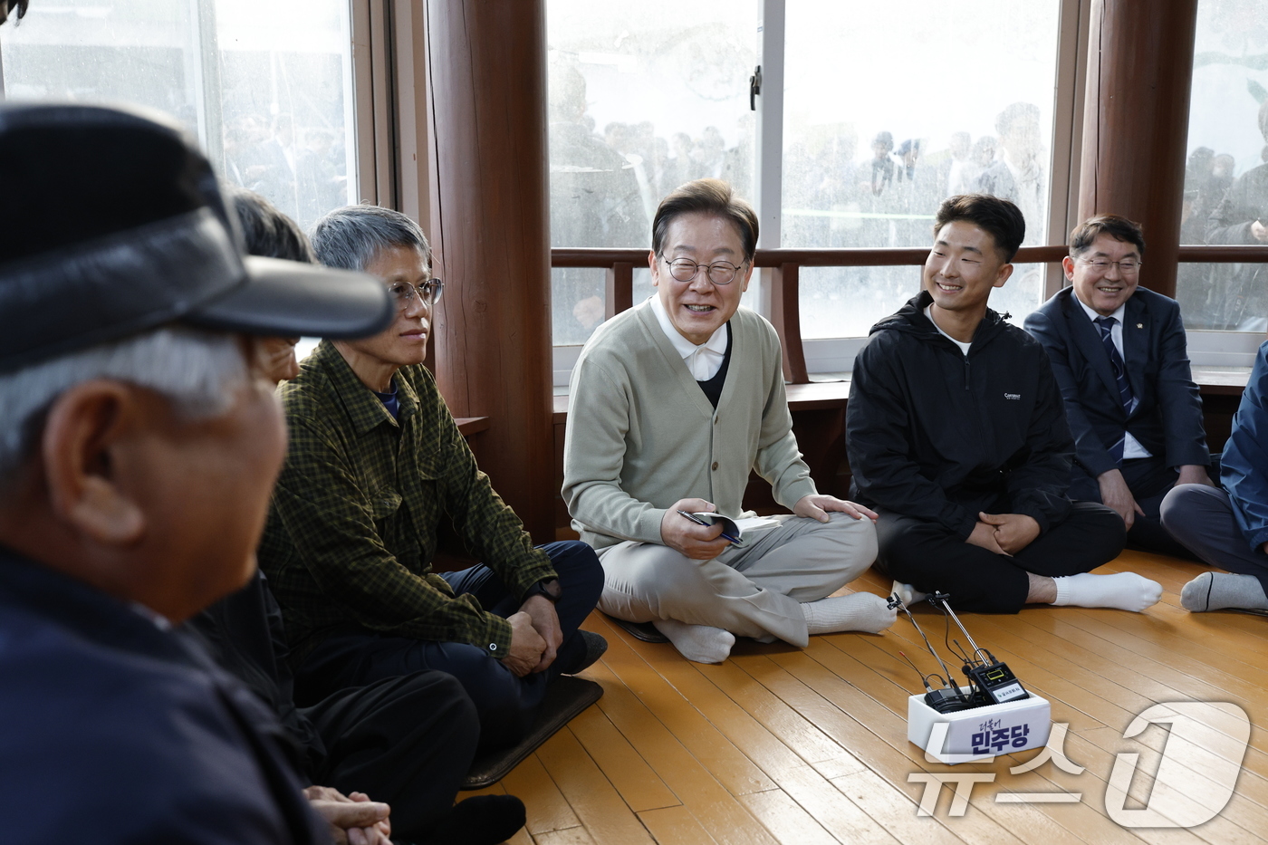 (서울=뉴스1) 안은나 기자 = 이재명 더불어민주당 대통령 후보가 골목골목 경청투어 이틀차인 6일 오후 전북 장수군 오옥마을회관을 찾아 '국내 최연소 이장(1998년생)' 정민수 …