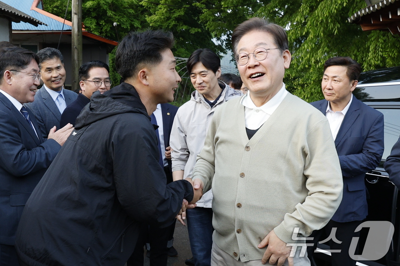 (서울=뉴스1) 안은나 기자 = 이재명 더불어민주당 대통령 후보가 골목골목 경청투어 이틀차인 6일 오후 전북 장수군 오옥마을회관을 찾아 '국내 최연소 이장(1998년생)' 정민수 …