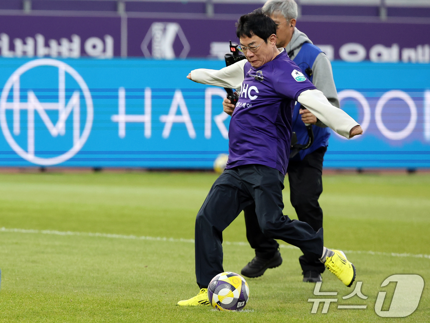 (안양=뉴스1) 황기선 기자 = 코미디언 이경규가 6일 경기 안양시 안양종합운동장에서 열린 프로축구 하나은행 K리그1 2025 12라운드 FC안양과 FC서울과의 경기에서 시축을 하 …