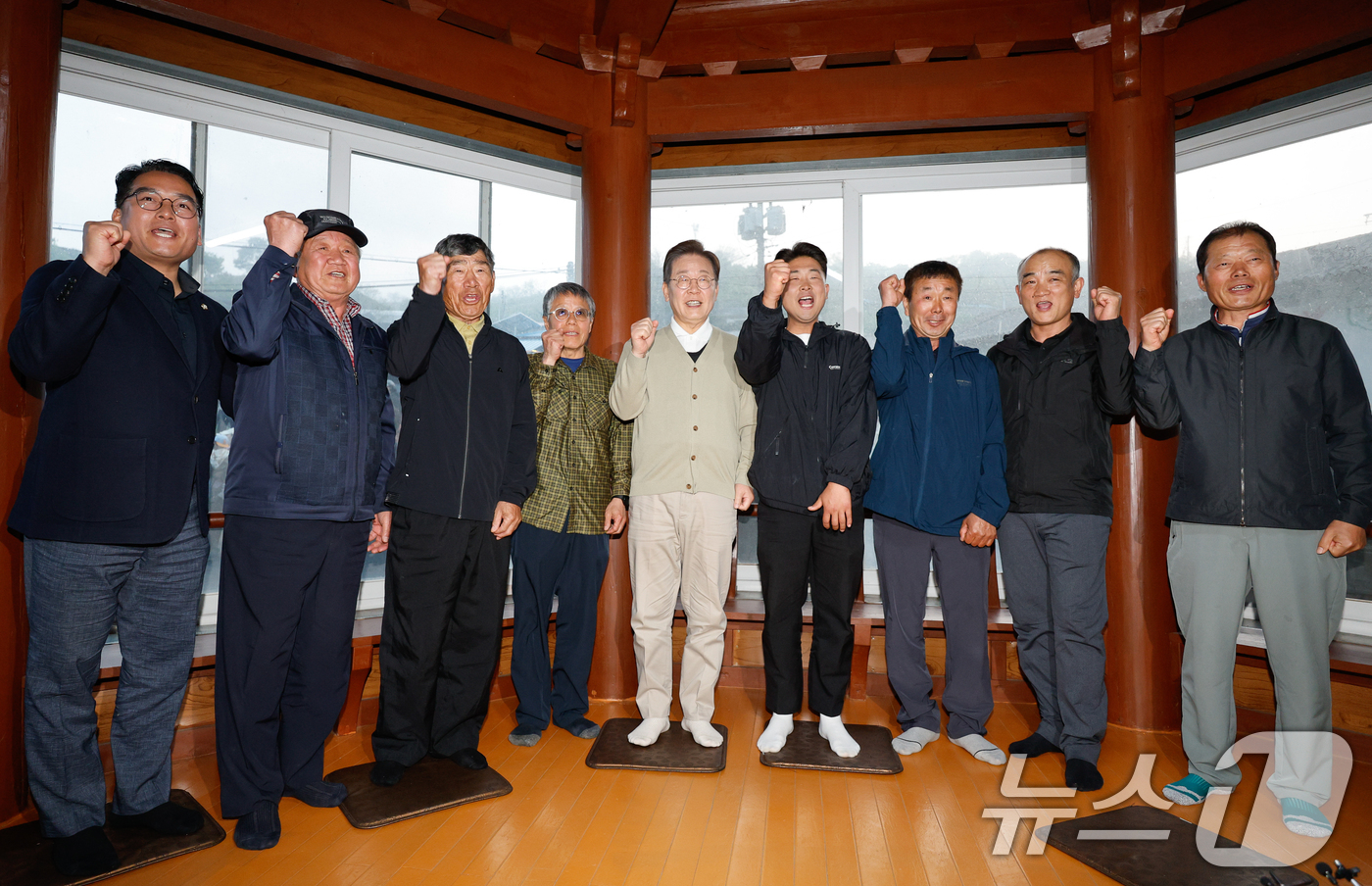 (장수=뉴스1) 안은나 기자 = 이재명 더불어민주당 대통령 후보가 골목골목 경청투어 이틀차인 6일 오후 전북 장수군 오옥마을을 찾아 '국내 최연소 이장(1998년생)' 정민수 씨를 …