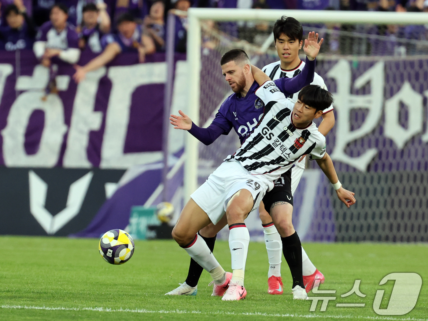 (안양=뉴스1) 황기선 기자 = 6일 경기 안양시 안양종합운동장에서 열린 프로축구 하나은행 K리그1 2025 12라운드 FC안양과 FC서울과의 경기에서 안양 에두아르도와 서울 류재 …