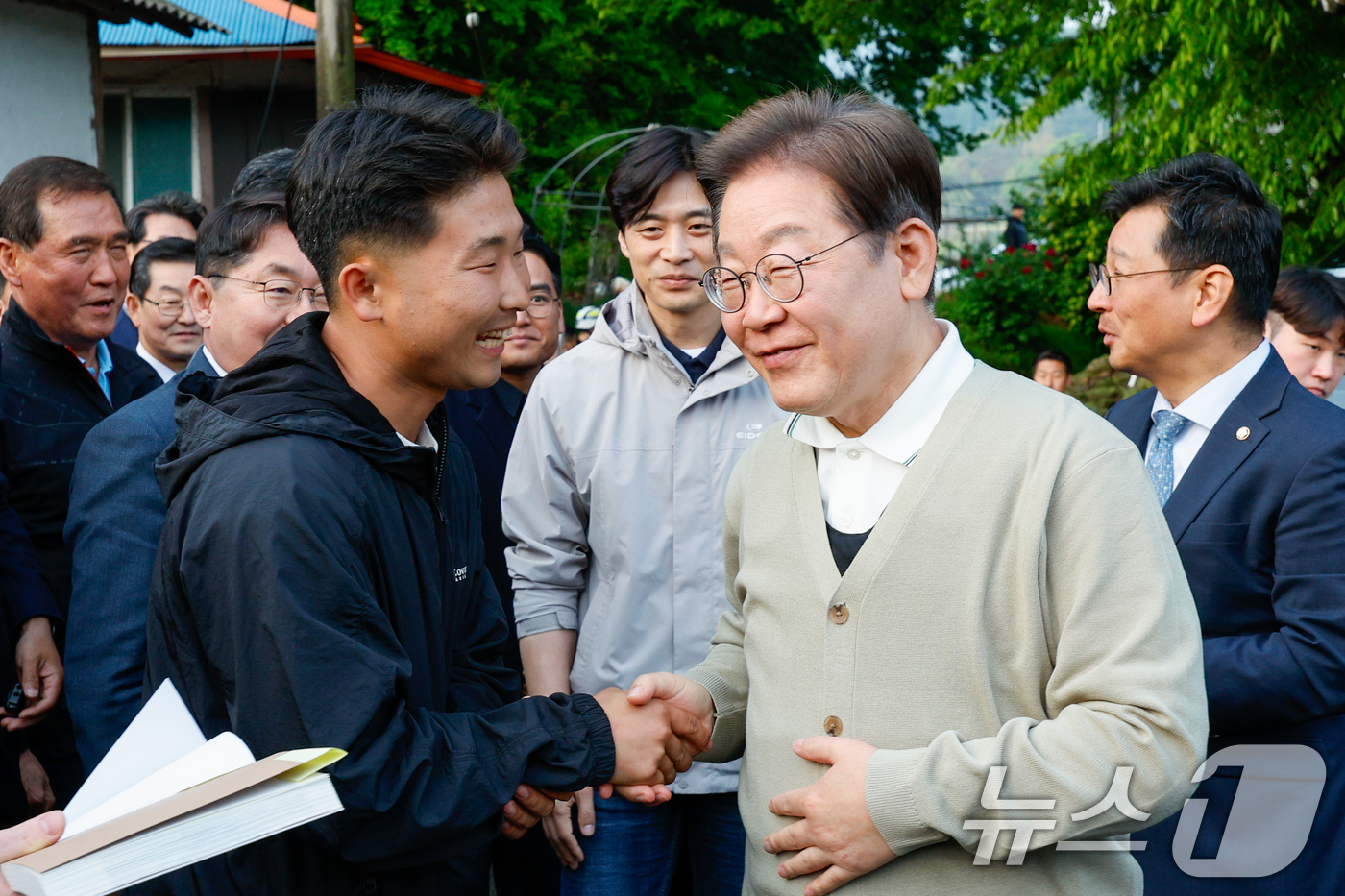 (장수=뉴스1) 안은나 기자 = 이재명 더불어민주당 대통령 후보가 골목골목 경청투어 이틀차인 6일 오후 전북 장수군 오옥마을을 찾아 '국내 최연소 이장(1998년생)' 정민수 씨와 …