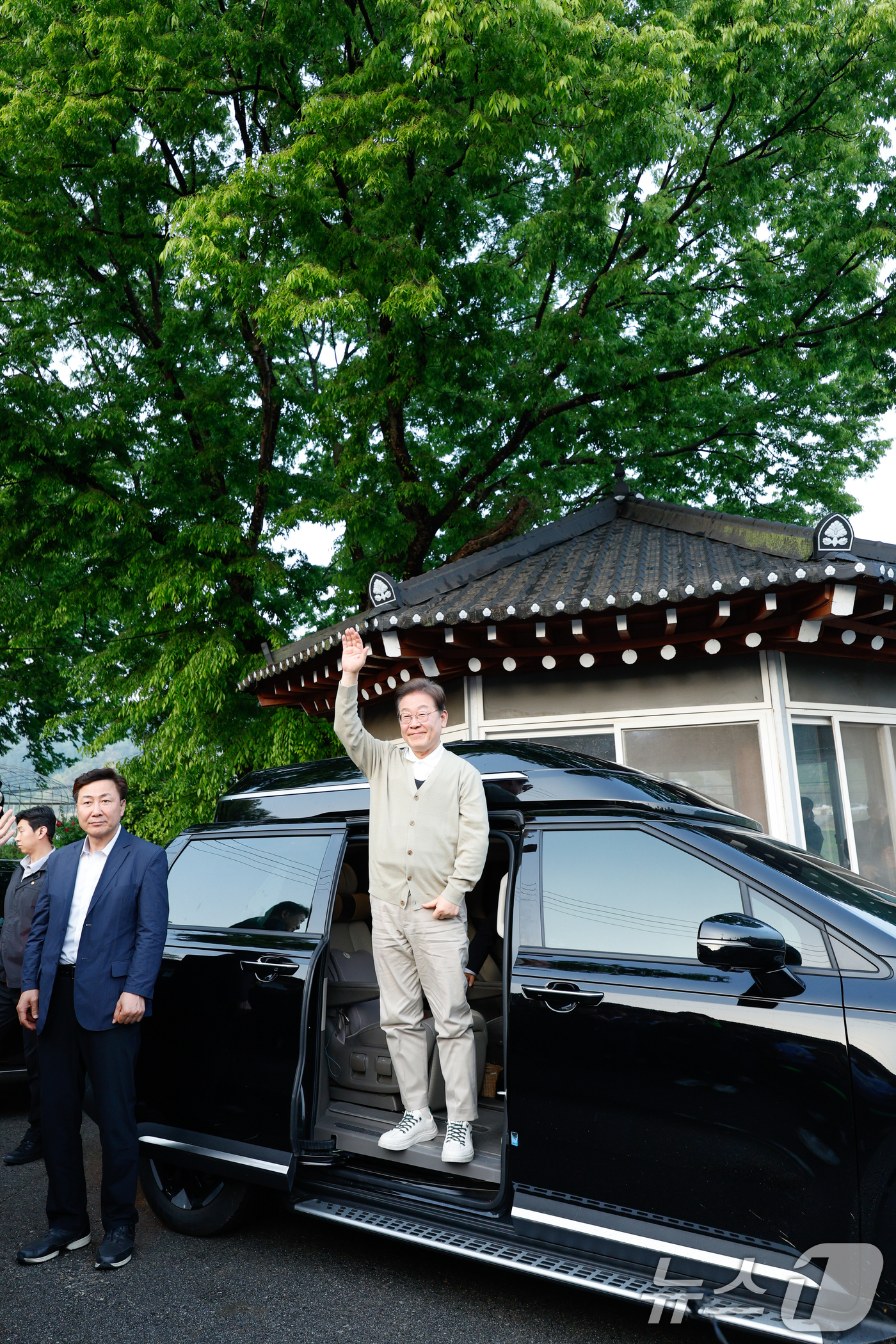 (장수=뉴스1) 안은나 기자 = 이재명 더불어민주당 대통령 후보가 골목골목 경청투어 이틀차인 6일 오후 전북 장수군 오옥마을에 도착해 인사하고 있다. 2025.5.6/뉴스1