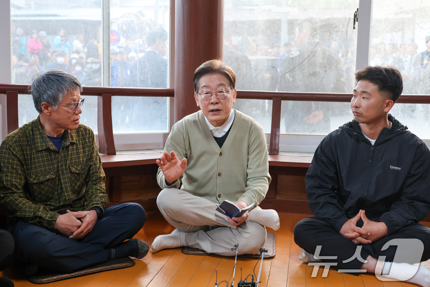 (장수=뉴스1) 안은나 기자 = 이재명 더불어민주당 대통령 후보가 골목골목 경청투어 이틀차인 6일 오후 전북 장수군 오옥마을을 찾아 '국내 최연소 이장(1998년생)' 정민수 씨를 …