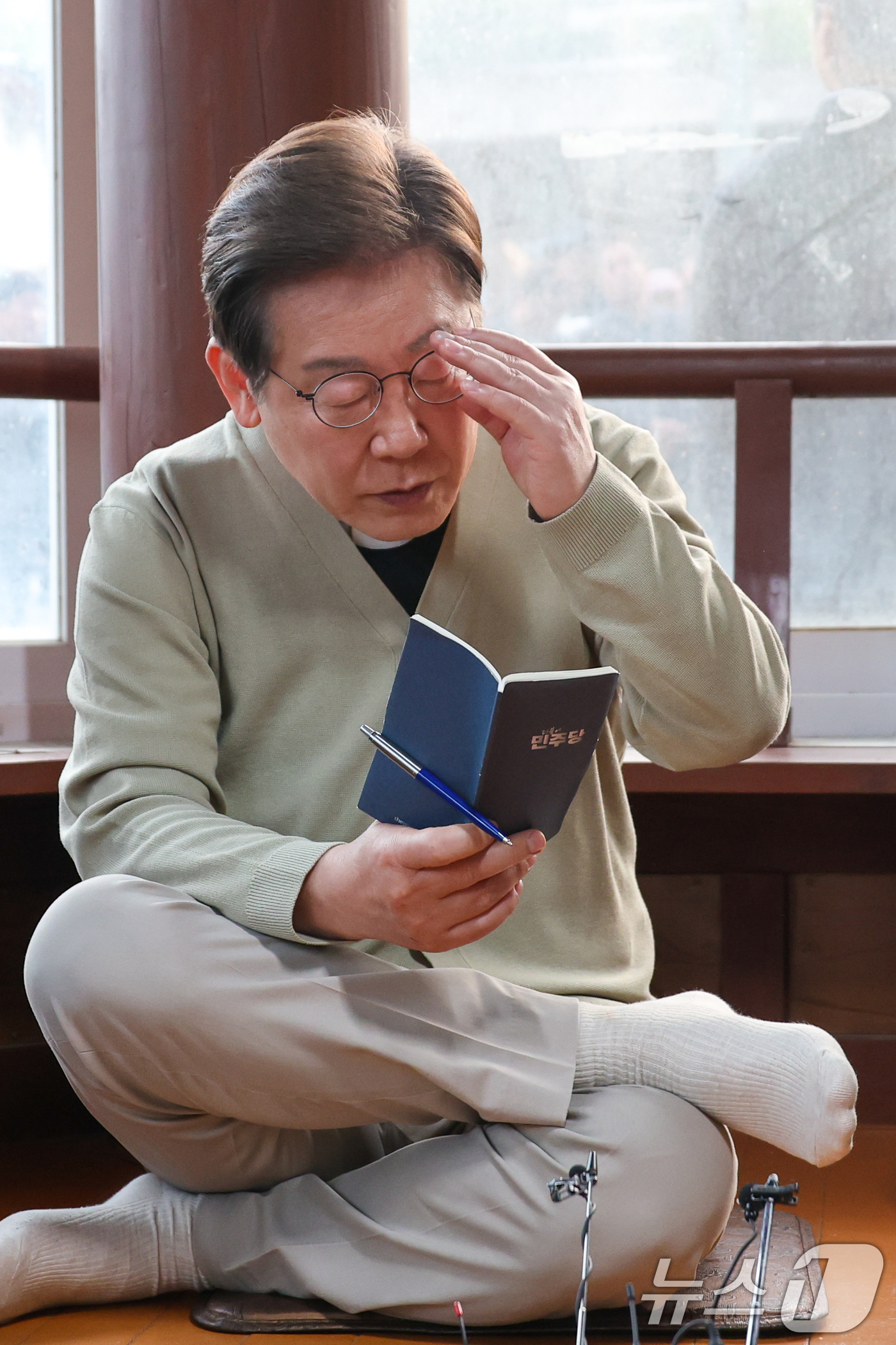 (장수=뉴스1) 안은나 기자 = 이재명 더불어민주당 대통령 후보가 골목골목 경청투어 이틀차인 6일 오후 전북 장수군 오옥마을을 찾아 '국내 최연소 이장(1998년생)' 정민수 씨를 …