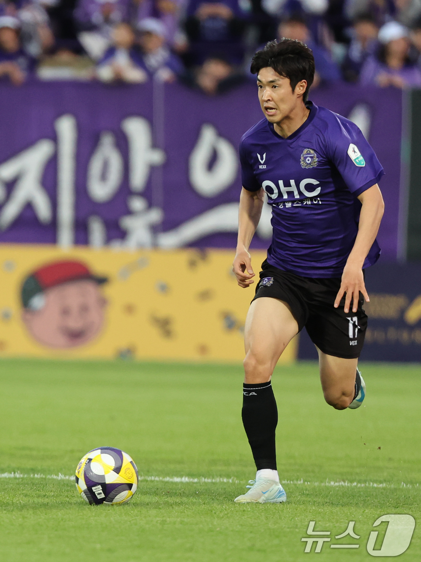 (안양=뉴스1) 황기선 기자 = 6일 경기 안양시 안양종합운동장에서 열린 프로축구 하나은행 K리그1 2025 12라운드 FC안양과 FC서울과의 경기에서 안양 강지훈이 드리블 돌파를 …