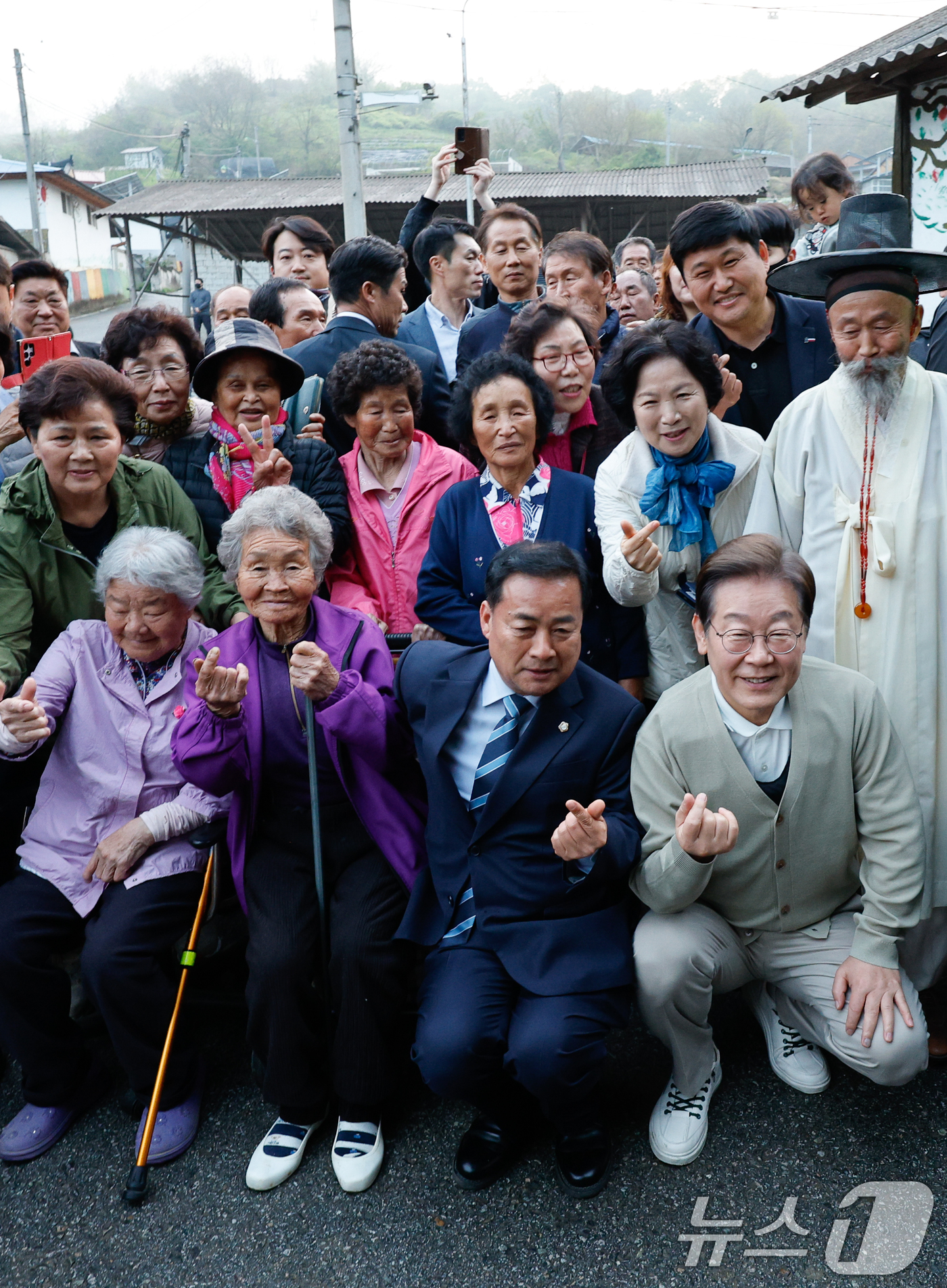 (장수=뉴스1) 안은나 기자 = 이재명 더불어민주당 대통령 후보가 골목골목 경청투어 이틀차인 6일 오후 전북 장수군 오옥마을을 찾아 주민들과 기념 촬영하고 있다. 2025.5.6/ …