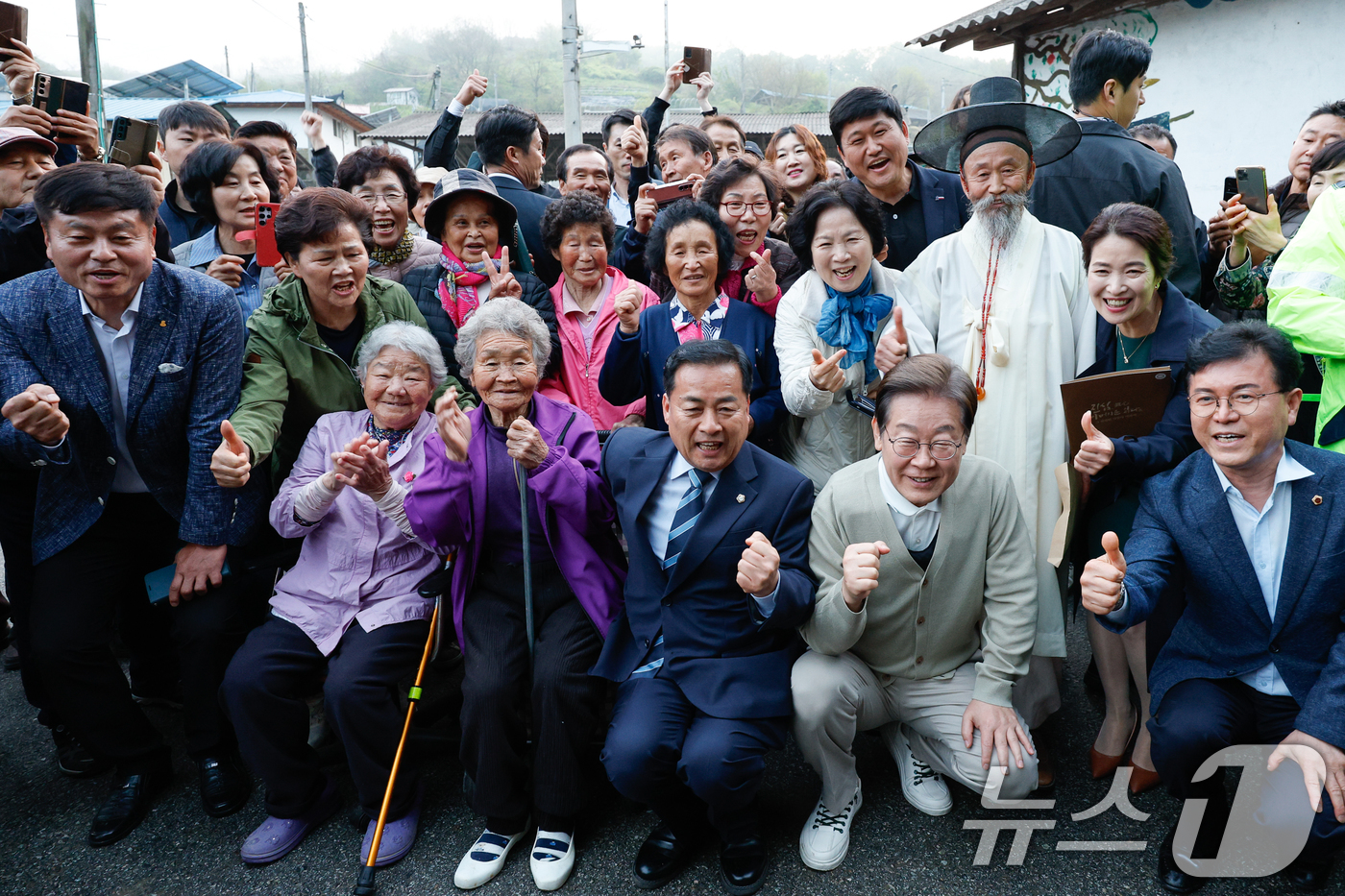 (장수=뉴스1) 안은나 기자 = 이재명 더불어민주당 대통령 후보가 골목골목 경청투어 이틀차인 6일 오후 전북 장수군 오옥마을을 찾아 주민들과 기념 촬영하고 있다. 2025.5.6/ …