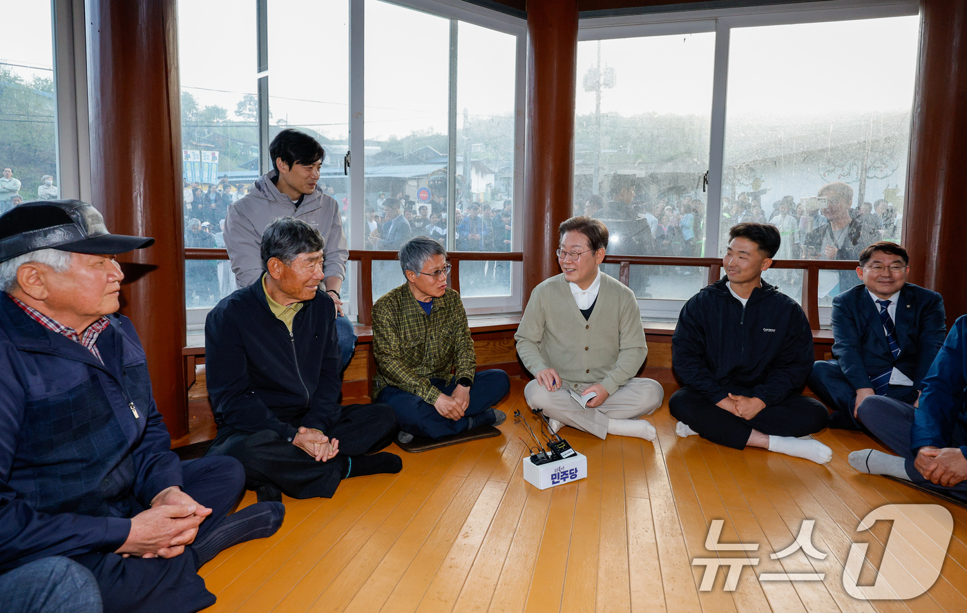 (장수=뉴스1) 안은나 기자 = 이재명 더불어민주당 대통령 후보가 골목골목 경청투어 이틀차인 6일 오후 전북 장수군 오옥마을을 찾아 '국내 최연소 이장(1998년생)' 정민수 씨를 …