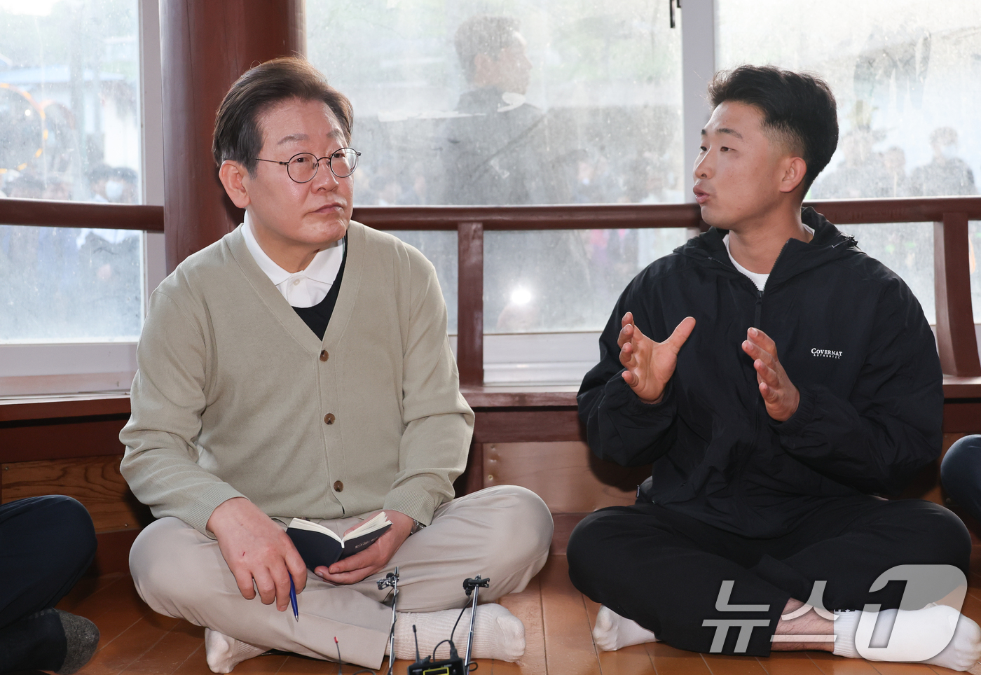 (장수=뉴스1) 안은나 기자 = 이재명 더불어민주당 대통령 후보가 골목골목 경청투어 이틀차인 6일 오후 전북 장수군 오옥마을을 찾아 '국내 최연소 이장(1998년생)' 정민수 씨를 …