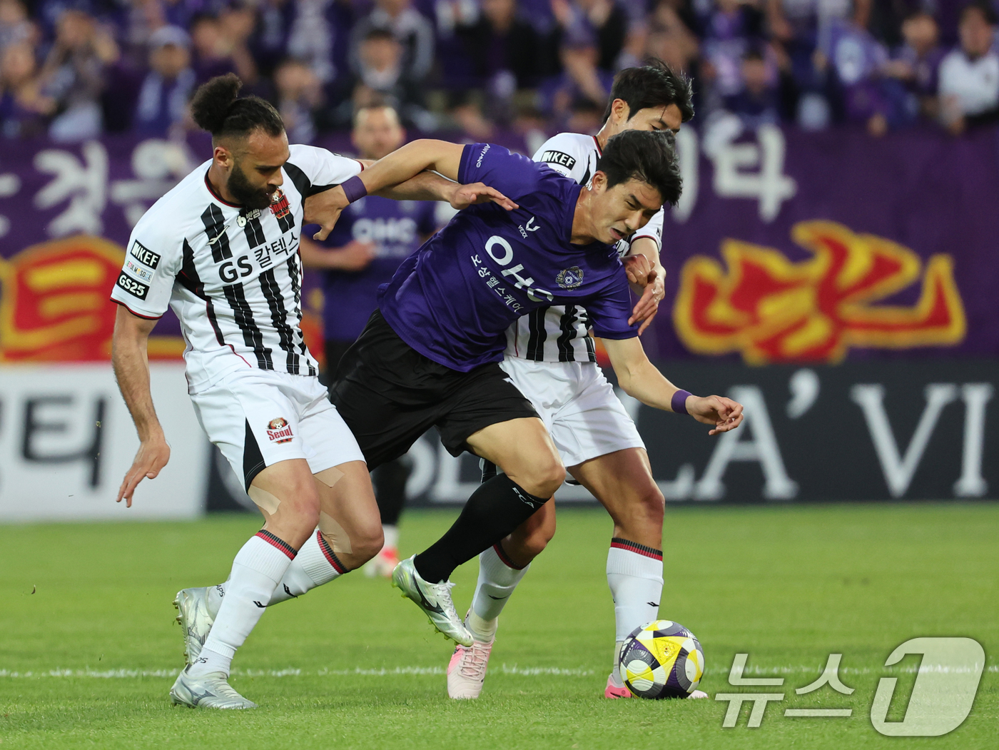 (안양=뉴스1) 황기선 기자 = 6일 경기 안양시 안양종합운동장에서 열린 프로축구 하나은행 K리그1 2025 12라운드 FC안양과 FC서울과의 경기에서 안양 김운과 서울 야잔이 볼 …