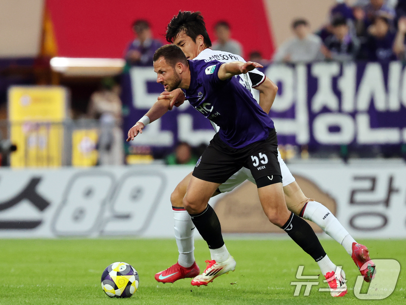 (안양=뉴스1) 황기선 기자 = 6일 경기 안양시 안양종합운동장에서 열린 프로축구 하나은행 K리그1 2025 12라운드 FC안양과 FC서울과의 경기에서 안양 토마스가 볼키핑을 하고 …