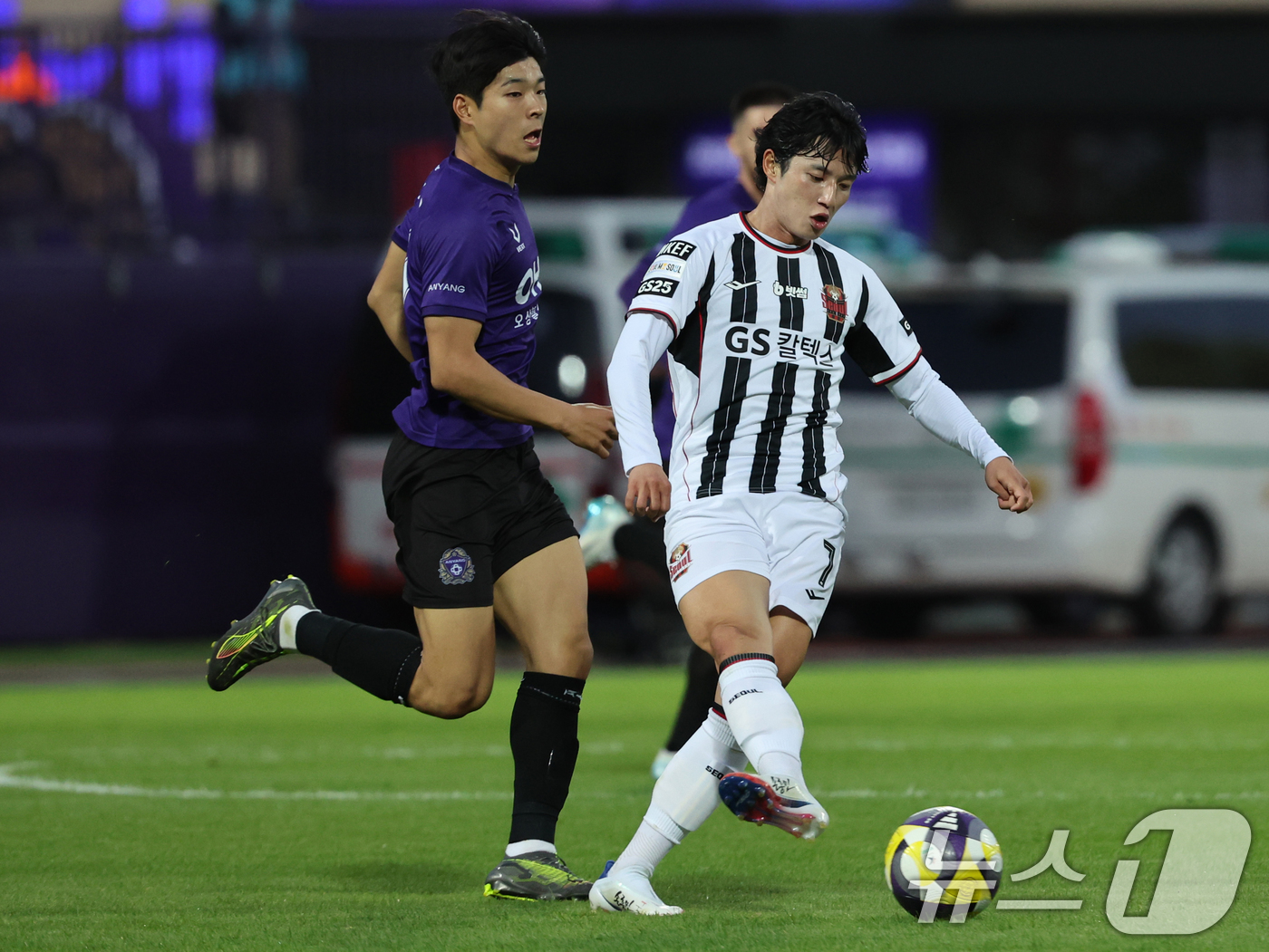 (안양=뉴스1) 황기선 기자 = 6일 경기 안양시 안양종합운동장에서 열린 프로축구 하나은행 K리그1 2025 12라운드 FC안양과 FC서울과의 경기에서 서울 정승원이 패스를 하고 …