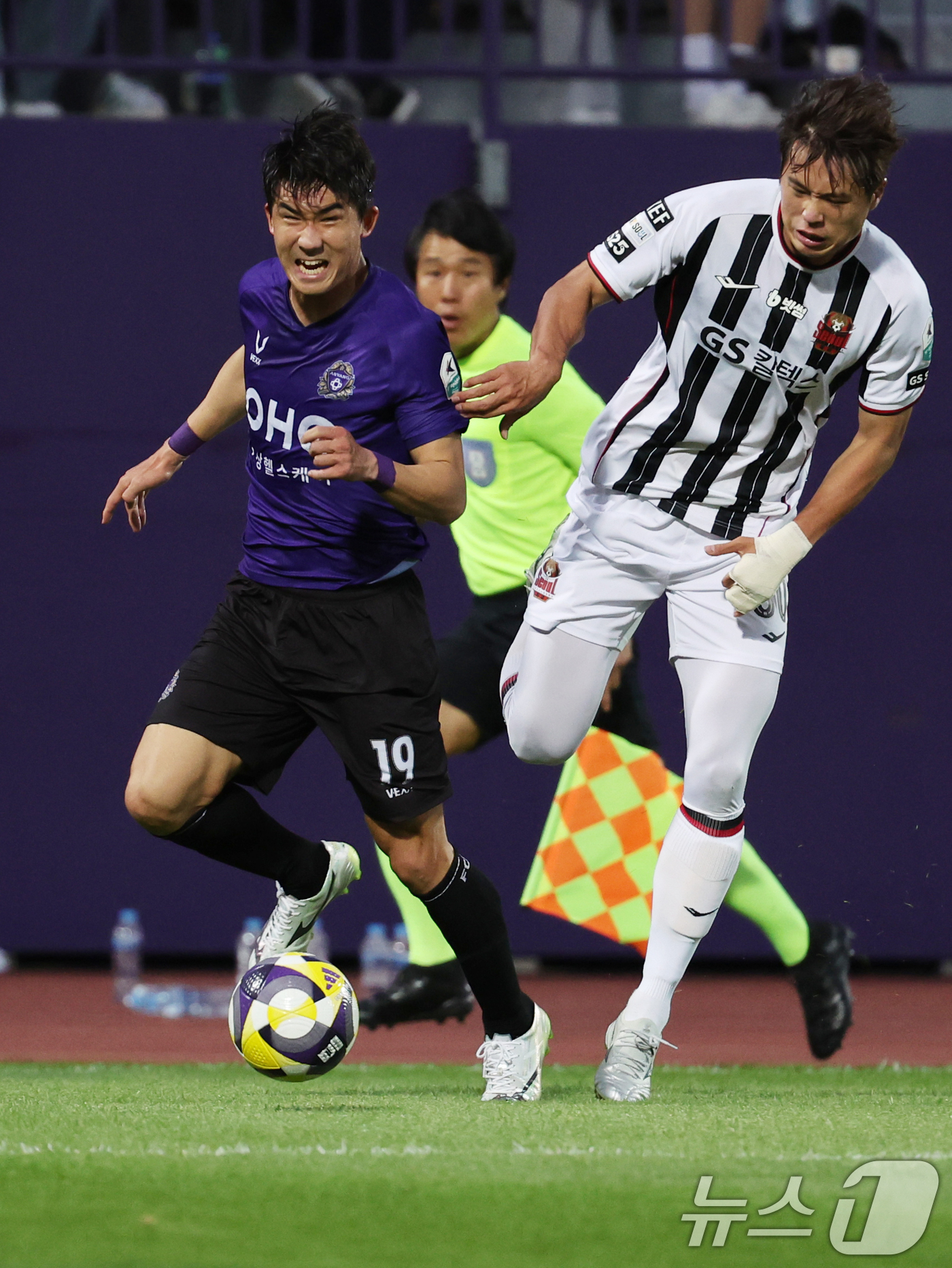 (안양=뉴스1) 황기선 기자 = 6일 경기 안양시 안양종합운동장에서 열린 프로축구 하나은행 K리그1 2025 12라운드 FC안양과 FC서울과의 경기에서 안양 김운이 돌파를 하고 있 …