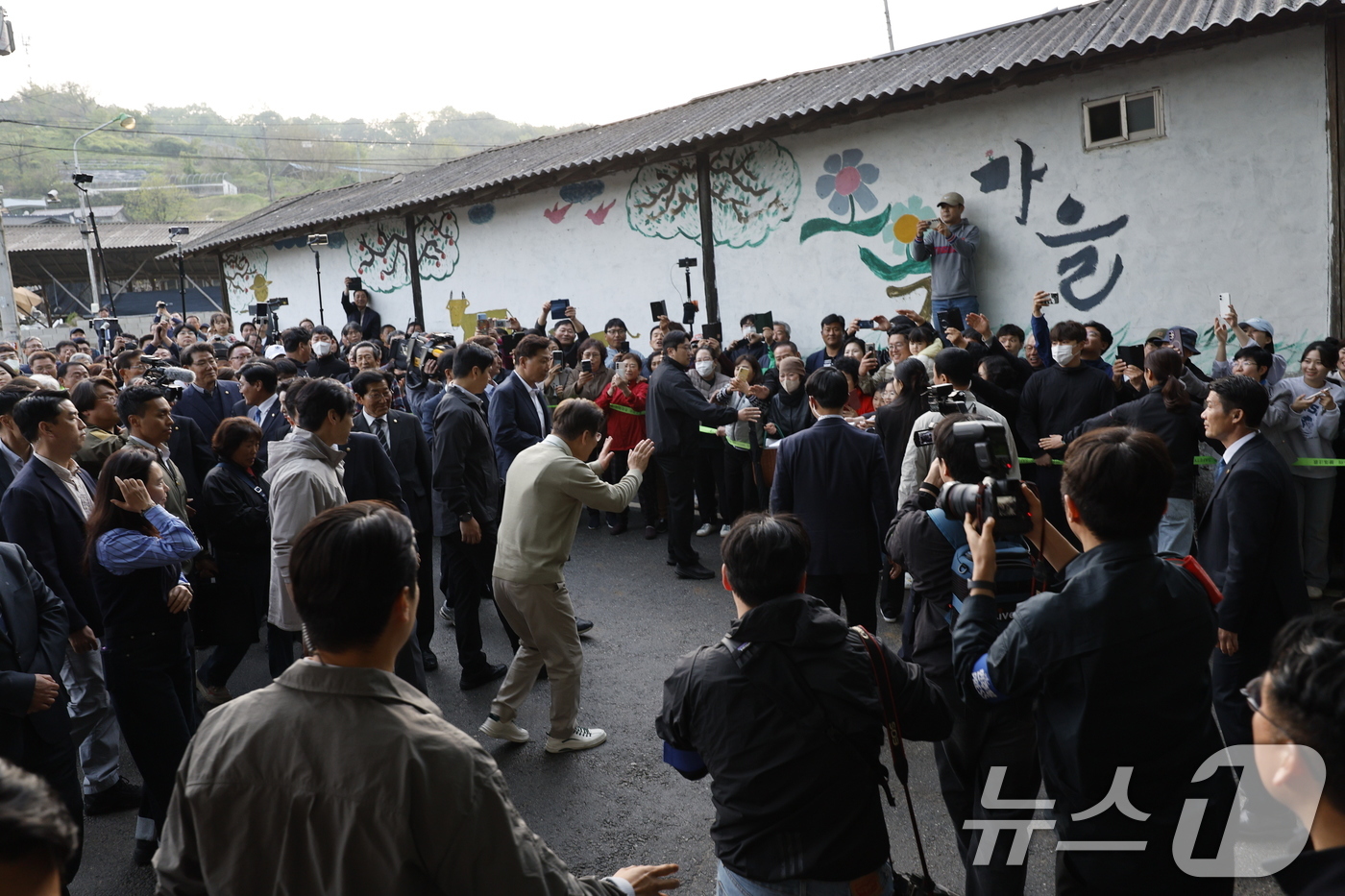 (장수=뉴스1) 안은나 기자 = 이재명 더불어민주당 대통령 후보가 골목골목 경청투어 이틀차인 6일 오후 전북 장수군 오옥마을을 찾아 주민들에게 인사하고 있다. 2025.5.6/뉴스 …
